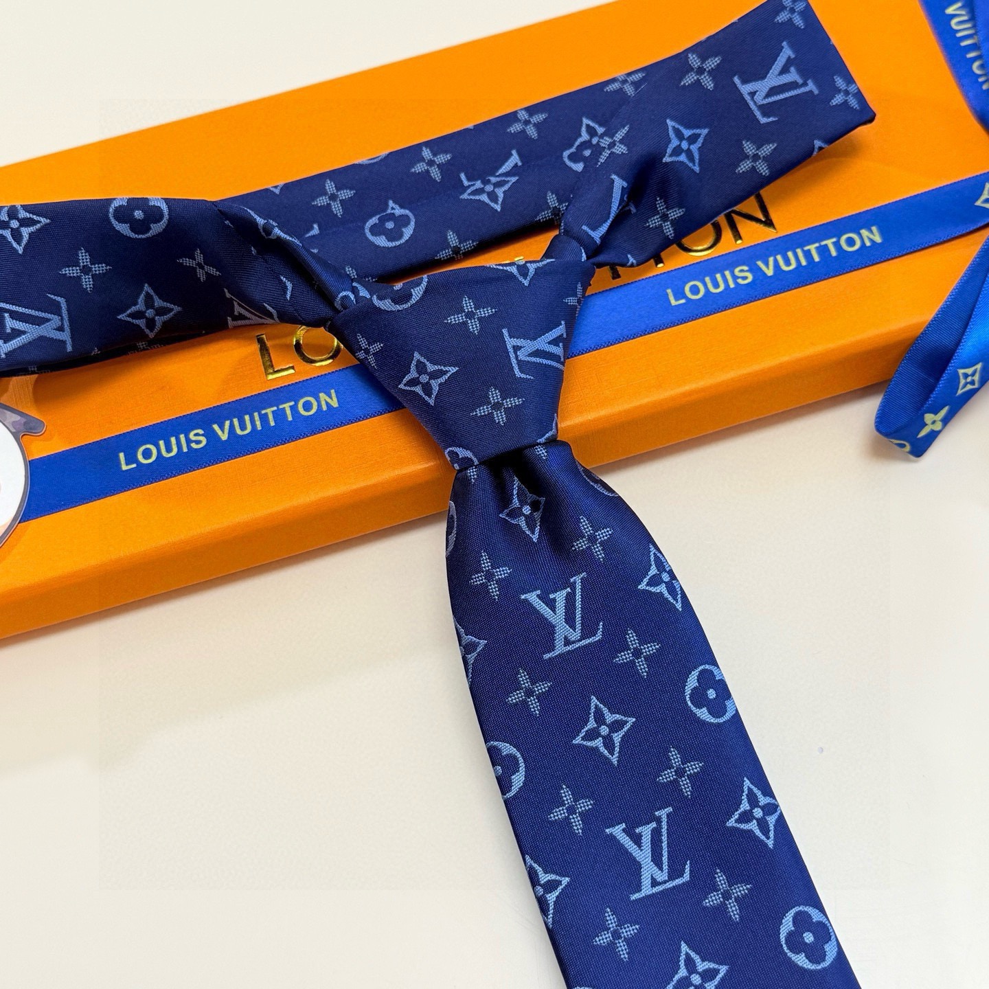 🌾LV男士领带系列👔👔，稀有😻😻展现精湛手工与时尚优雅的理想选择，此款真丝织就的Diamonds V领带
