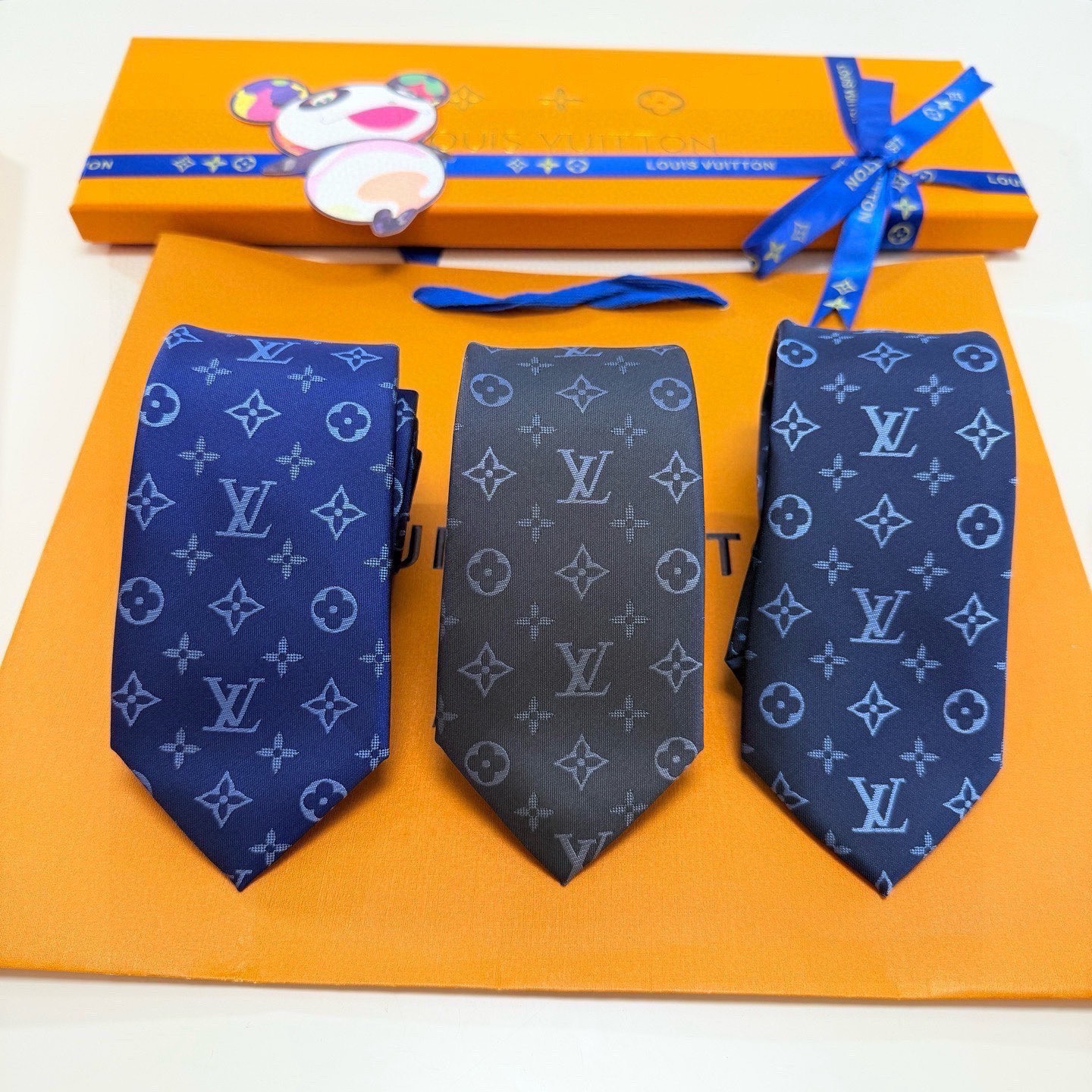 🌾LV男士领带系列👔👔，稀有😻😻展现精湛手工与时尚优雅的理想选择，此款真丝织就的Diamonds V领带