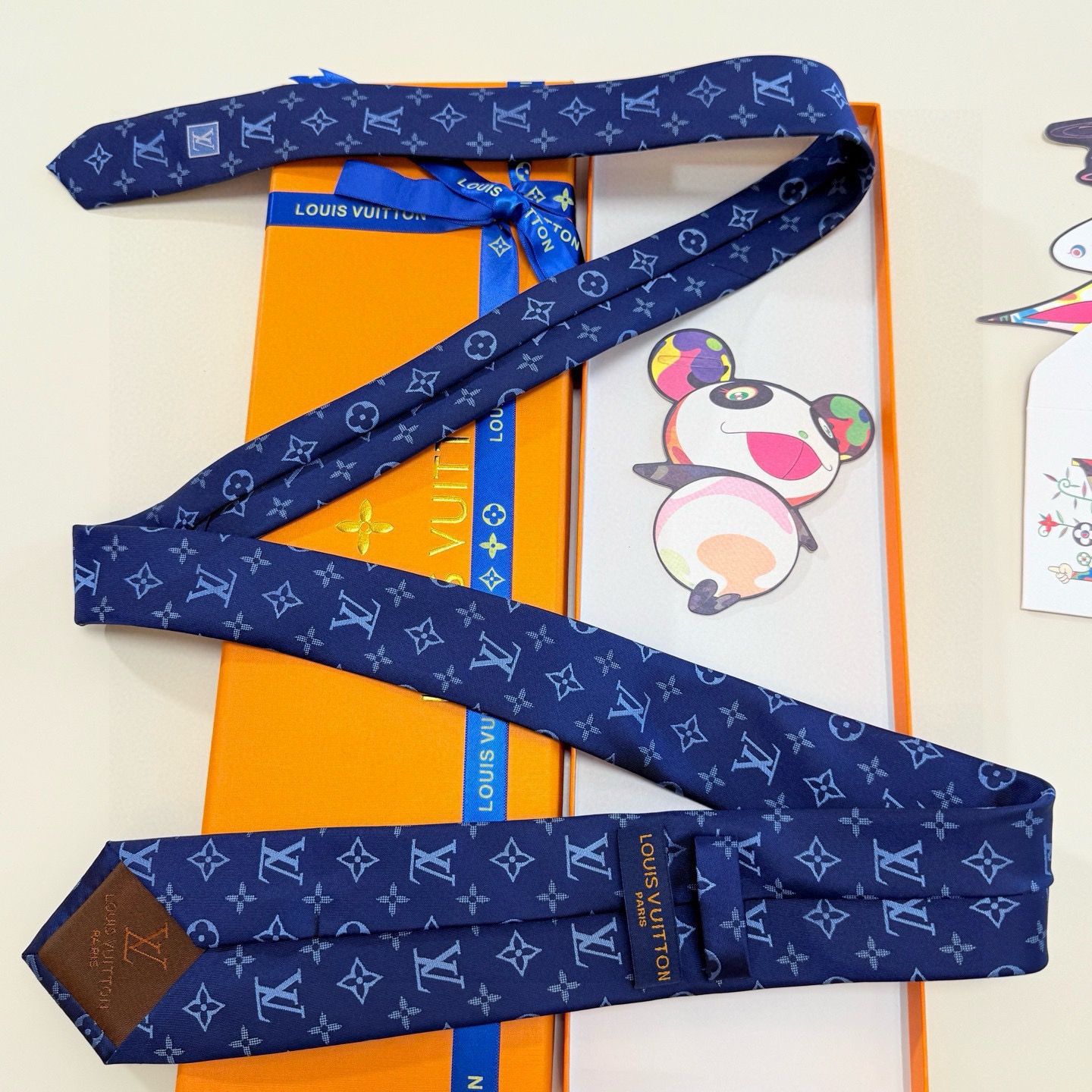 🌾LV男士领带系列👔👔，稀有😻😻展现精湛手工与时尚优雅的理想选择，此款真丝织就的Diamonds V领带