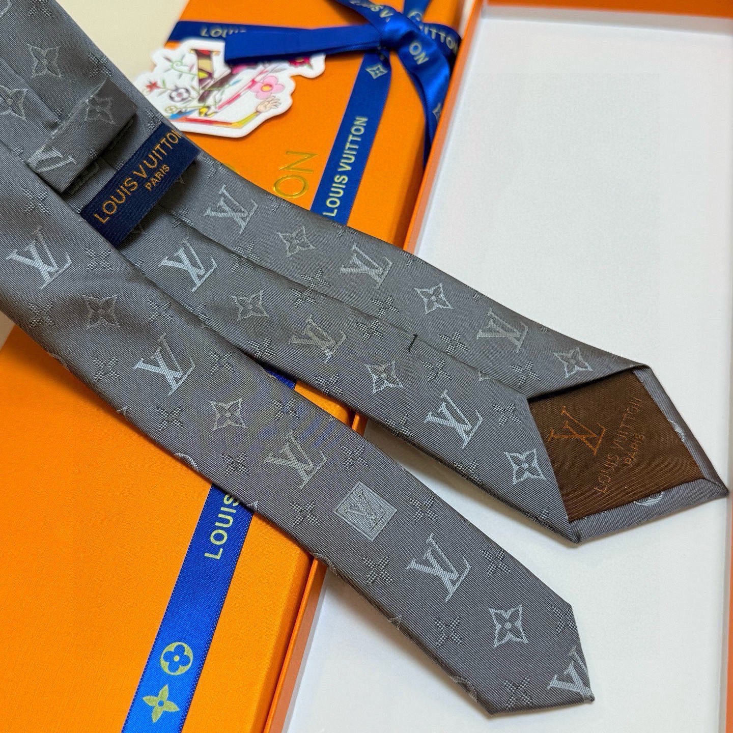 🌾LV男士领带系列👔👔，稀有😻😻展现精湛手工与时尚优雅的理想选择，此款真丝织就的Diamonds V领带