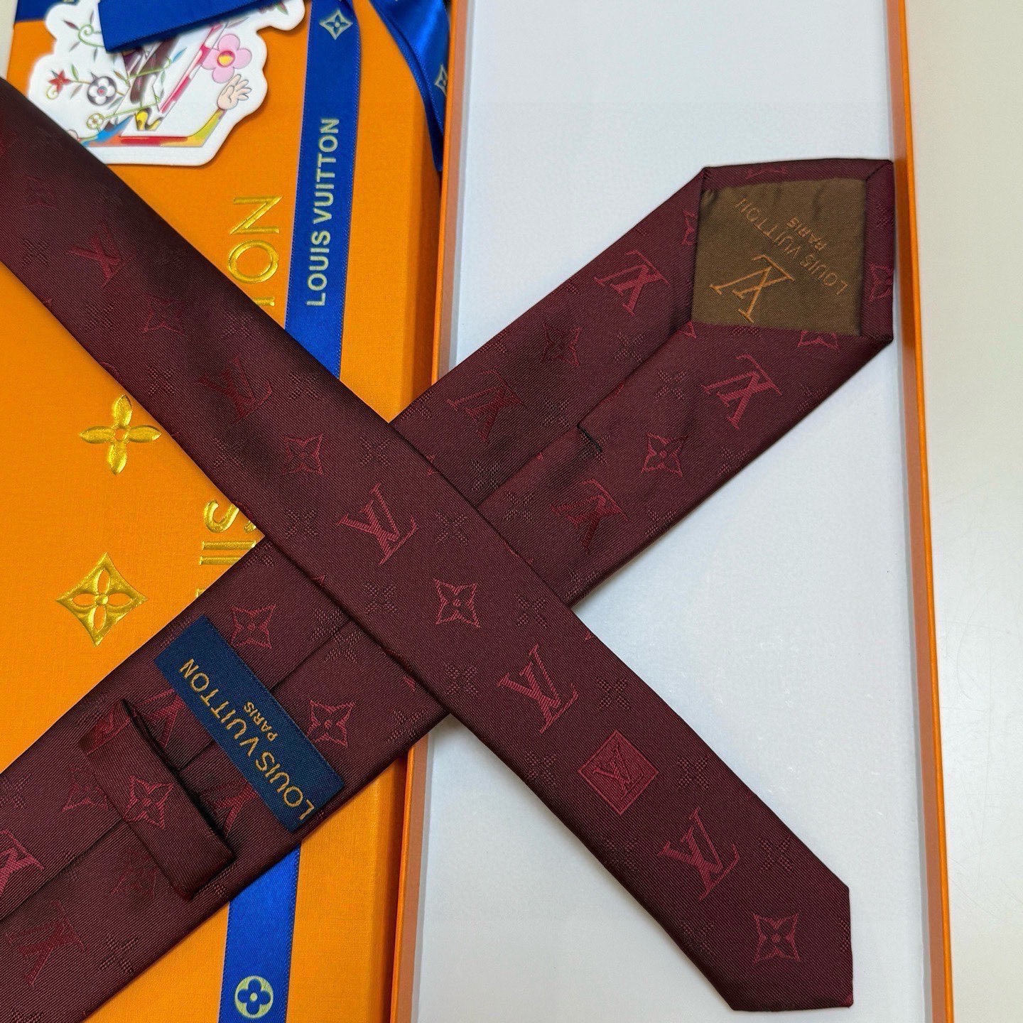 🌾LV男士领带系列👔👔，稀有😻😻展现精湛手工与时尚优雅的理想选择，此款真丝织就的Diamonds V领带
