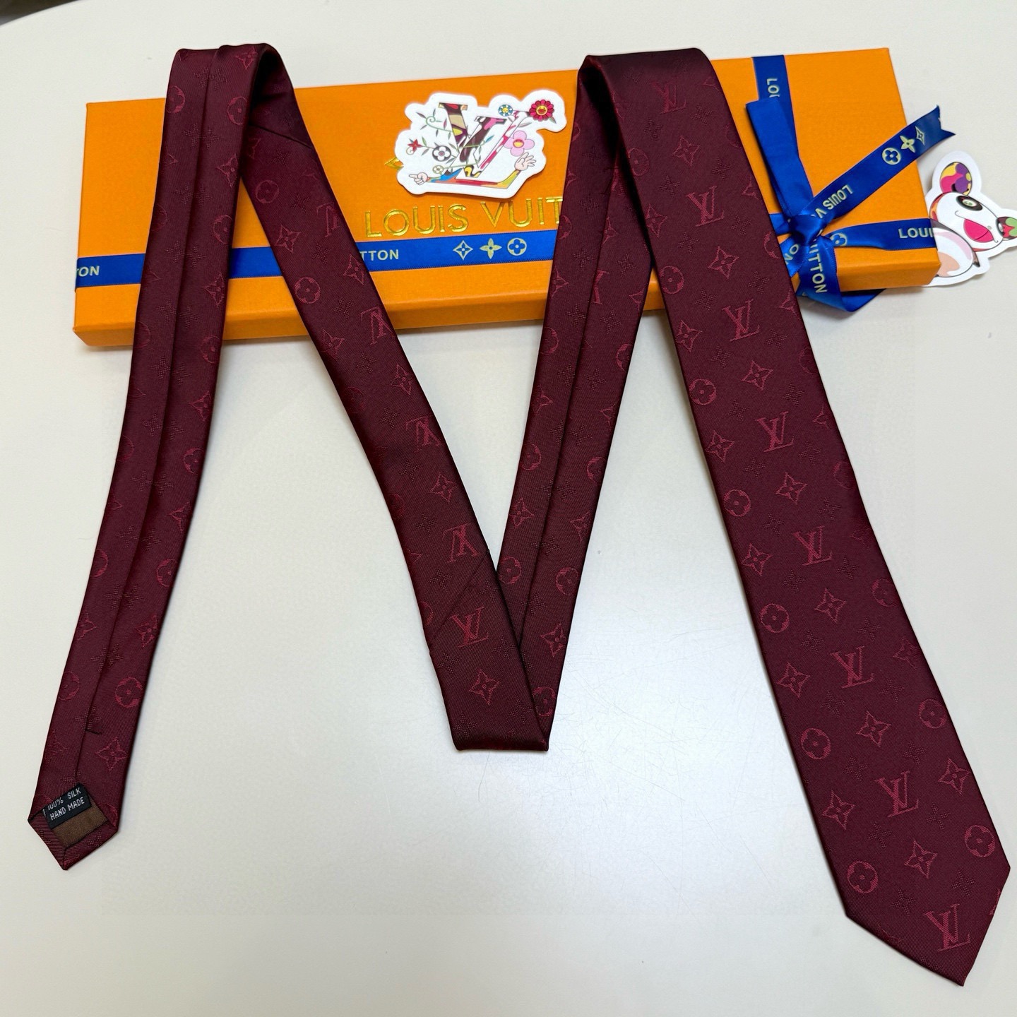 🌾LV男士领带系列👔👔，稀有😻😻展现精湛手工与时尚优雅的理想选择，此款真丝织就的Diamonds V领带