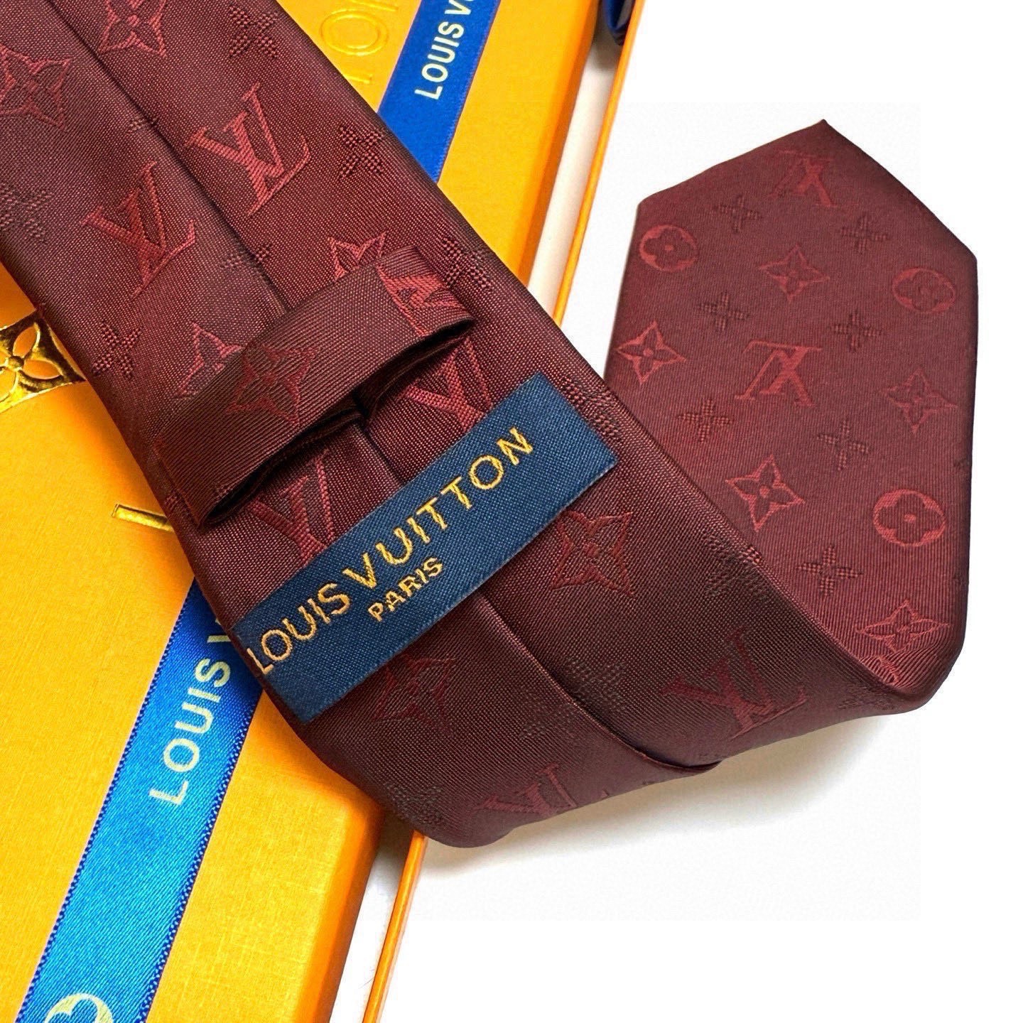 🌾LV男士领带系列👔👔，稀有😻😻展现精湛手工与时尚优雅的理想选择，此款真丝织就的Diamonds V领带