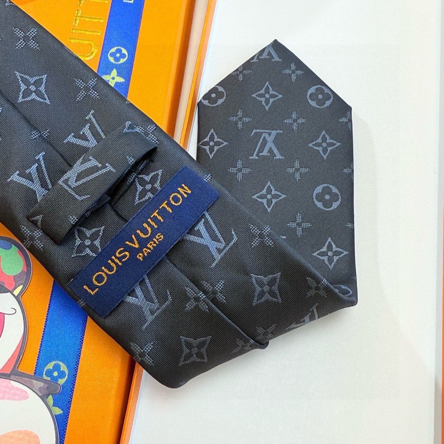 🌾LV男士领带系列👔👔，稀有😻😻展现精湛手工与时尚优雅的理想选择，此款真丝织就的Diamonds V领带