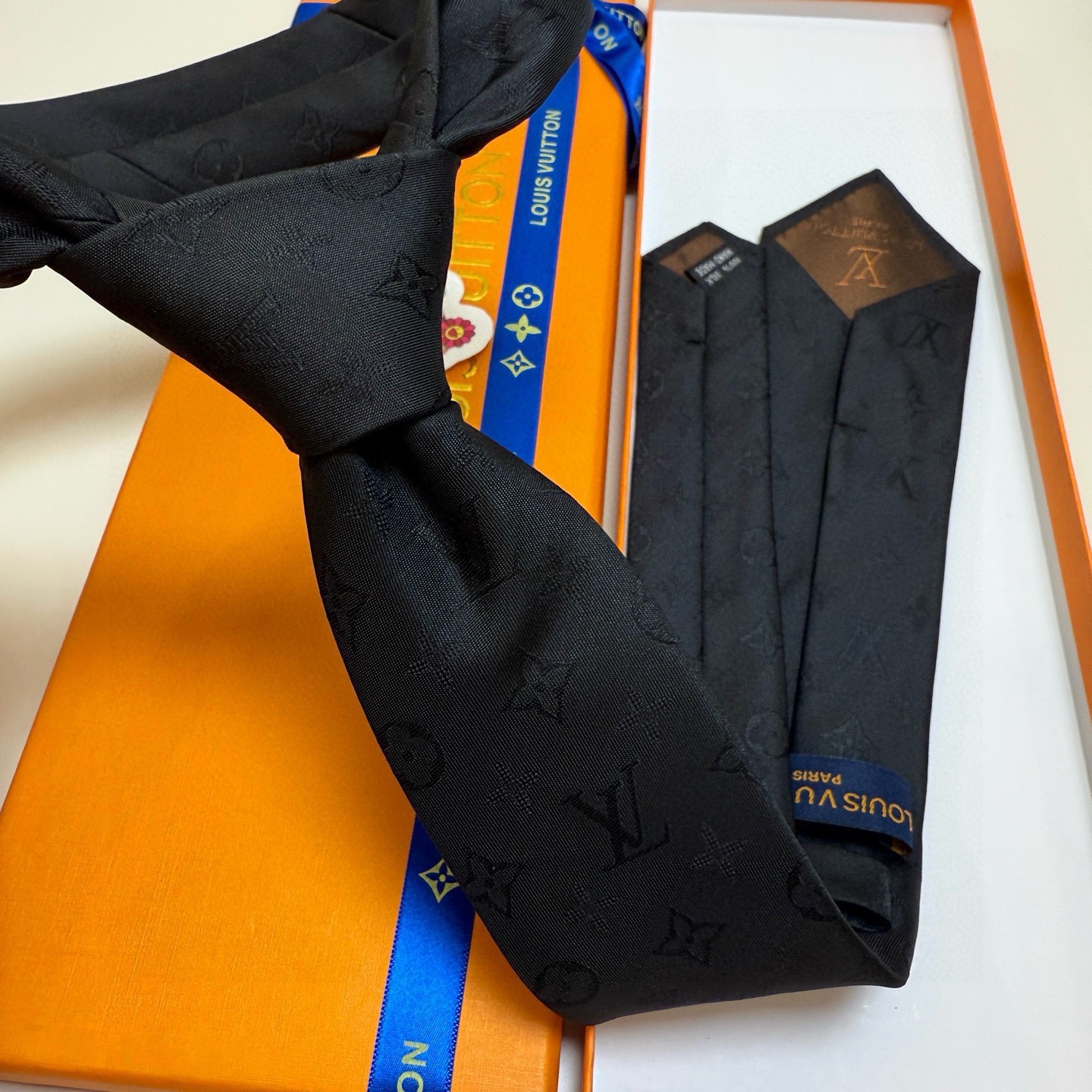 🌾LV男士领带系列👔👔，稀有😻😻展现精湛手工与时尚优雅的理想选择，此款真丝织就的Diamonds V领带