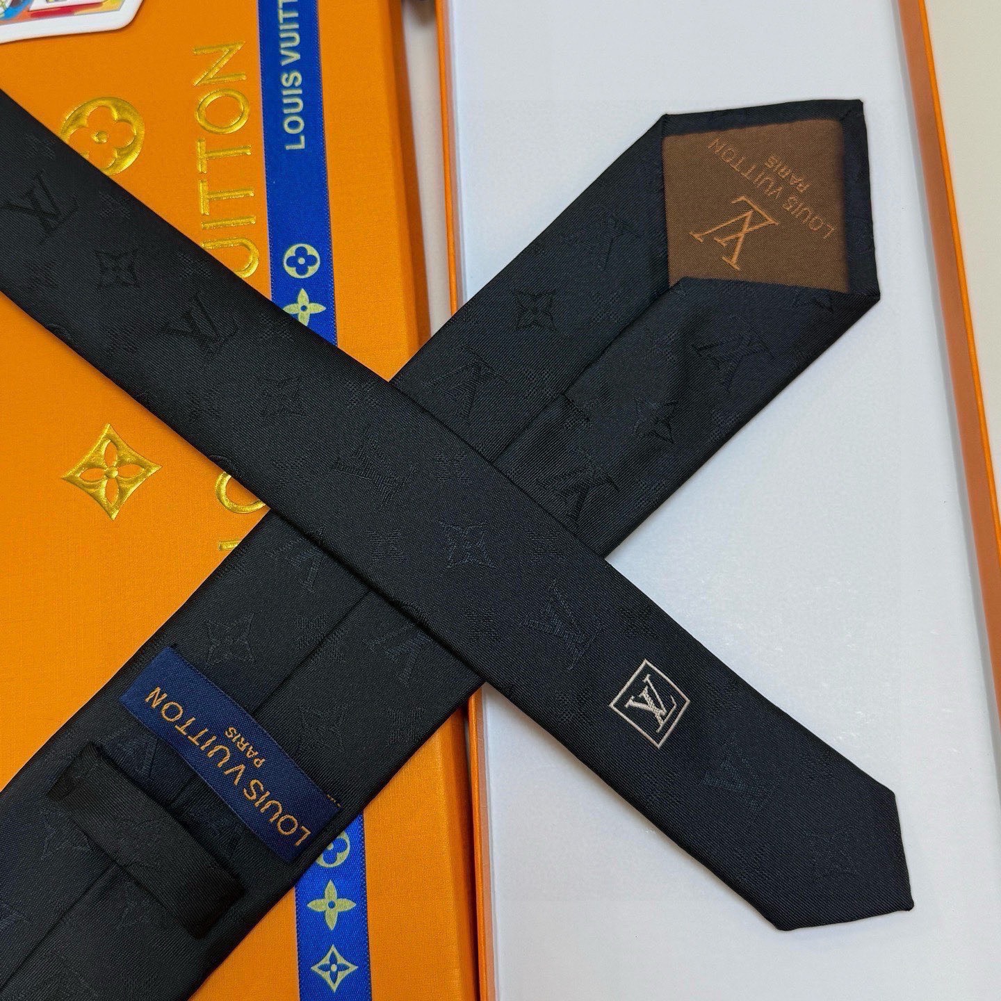 🌾LV男士领带系列👔👔，稀有😻😻展现精湛手工与时尚优雅的理想选择，此款真丝织就的Diamonds V领带