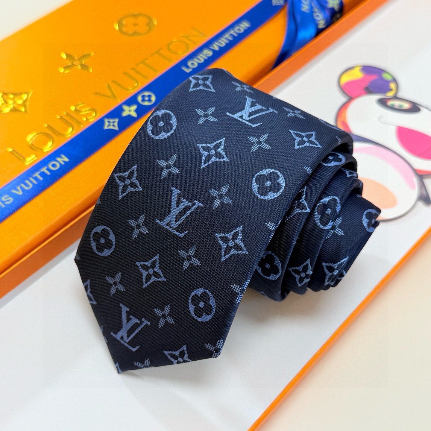 🌾LV男士领带系列👔👔，稀有😻😻展现精湛手工与时尚优雅的理想选择，此款真丝织就的Diamonds V领带