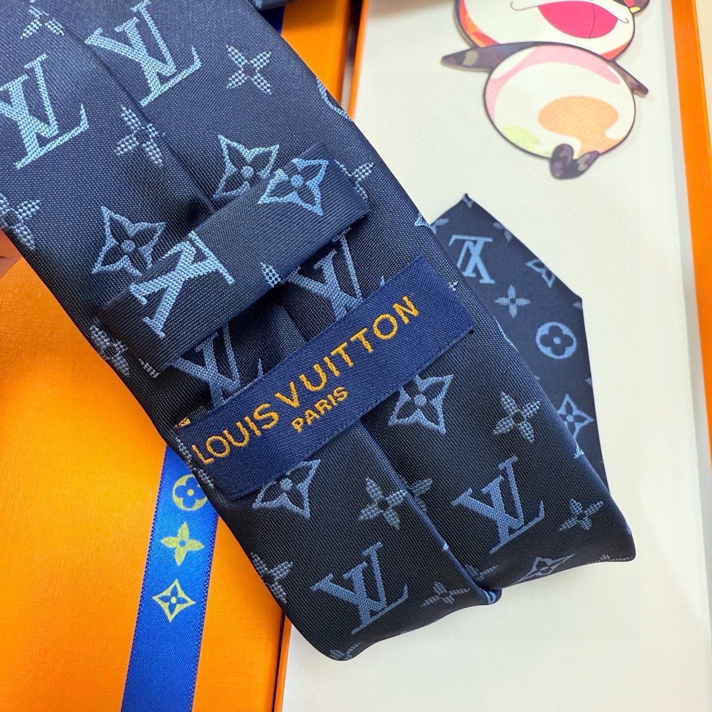 🌾LV男士领带系列👔👔，稀有😻😻展现精湛手工与时尚优雅的理想选择，此款真丝织就的Diamonds V领带