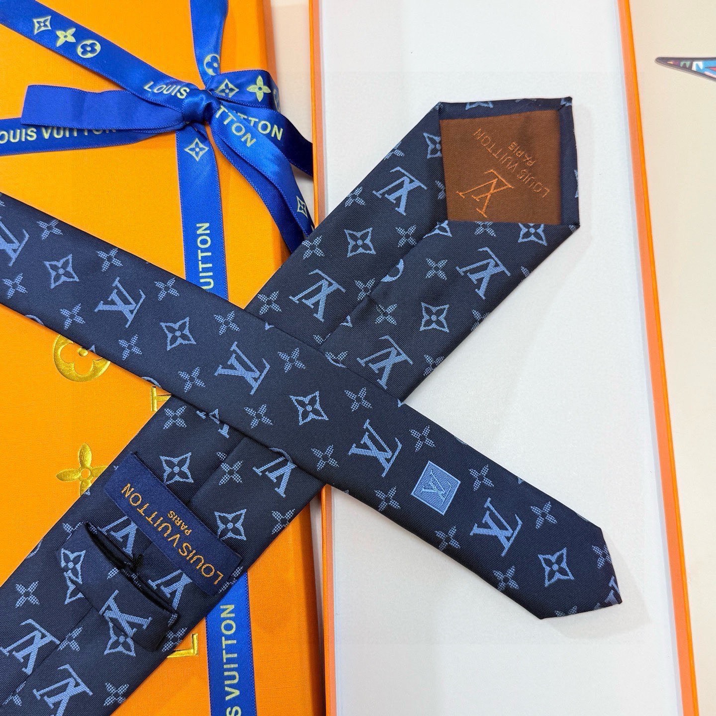 🌾LV男士领带系列👔👔，稀有😻😻展现精湛手工与时尚优雅的理想选择，此款真丝织就的Diamonds V领带