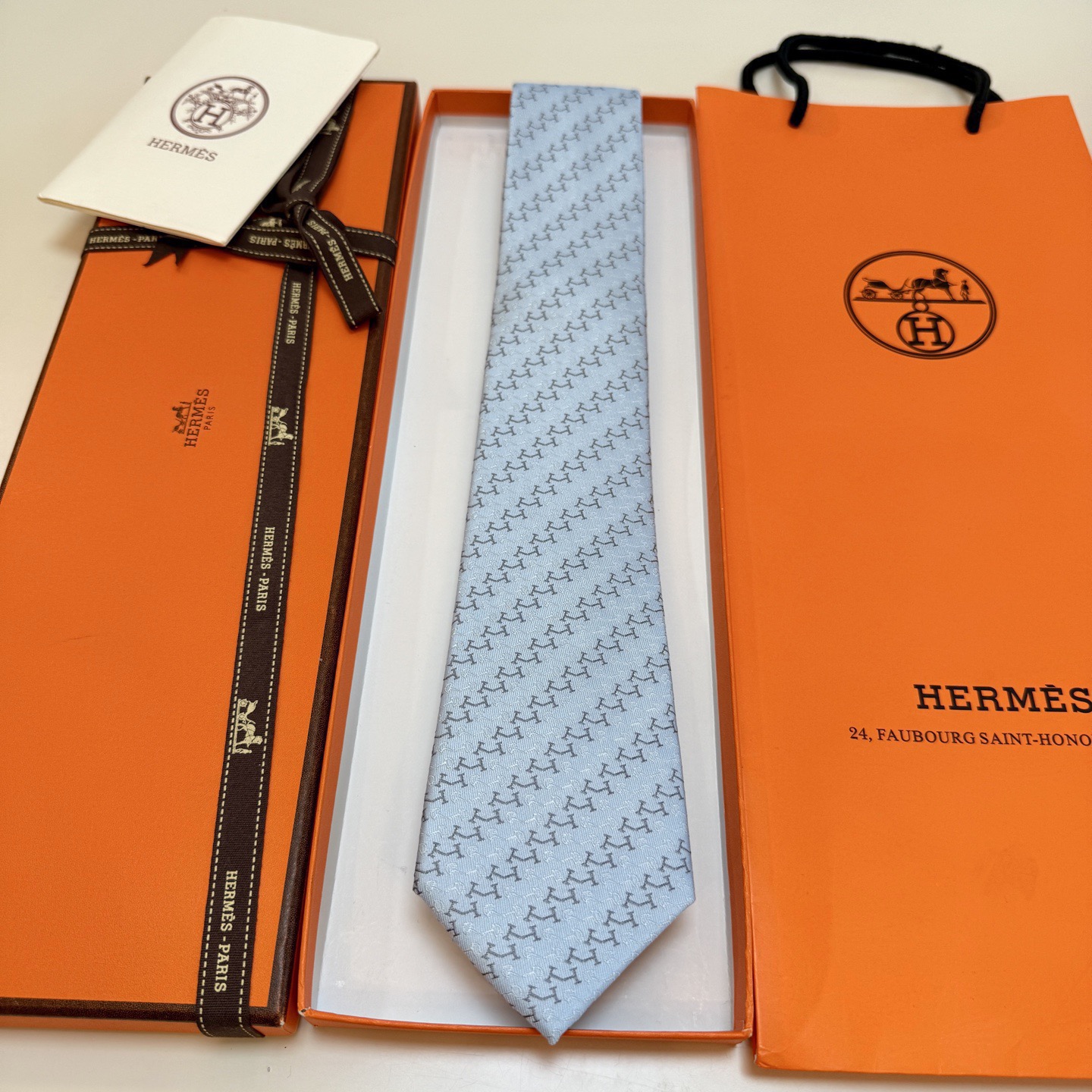 6色到货！🌾 爱马仕官方新款领带！男士领带系列 ！稀有爱马仕家每年都有一千条不同印花的领带面世，从最初的