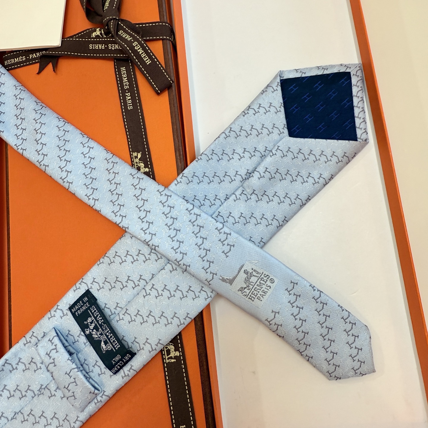 6色到货！🌾 爱马仕官方新款领带！男士领带系列 ！稀有爱马仕家每年都有一千条不同印花的领带面世，从最初的