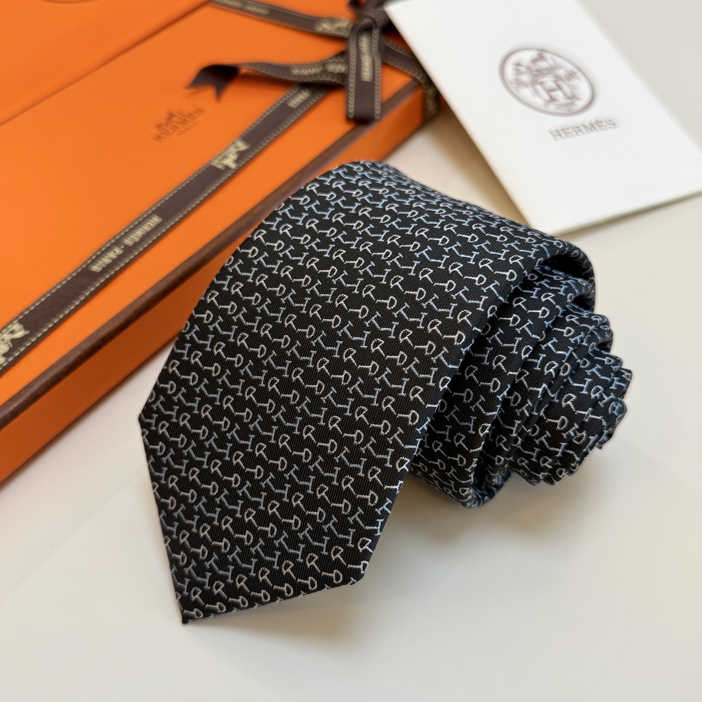 6色到货！🌾 爱马仕官方新款领带！男士领带系列 ！稀有爱马仕家每年都有一千条不同印花的领带面世，从最初的