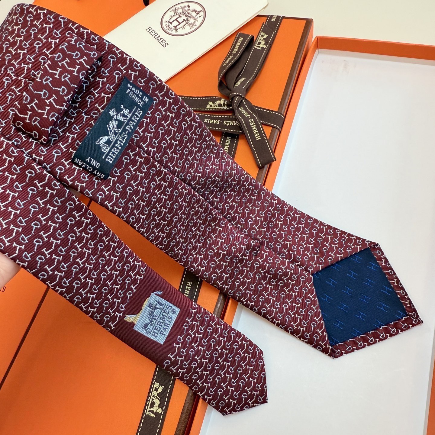 6色到货！🌾 爱马仕官方新款领带！男士领带系列 ！稀有爱马仕家每年都有一千条不同印花的领带面世，从最初的