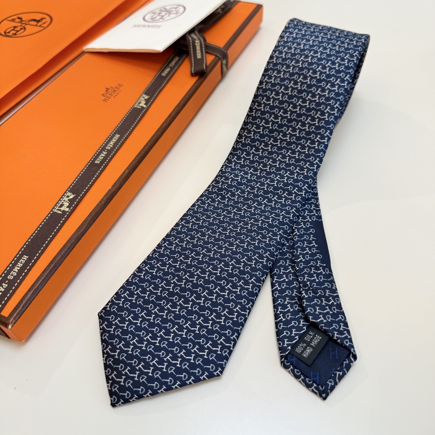 6色到货！🌾 爱马仕官方新款领带！男士领带系列 ！稀有爱马仕家每年都有一千条不同印花的领带面世，从最初的