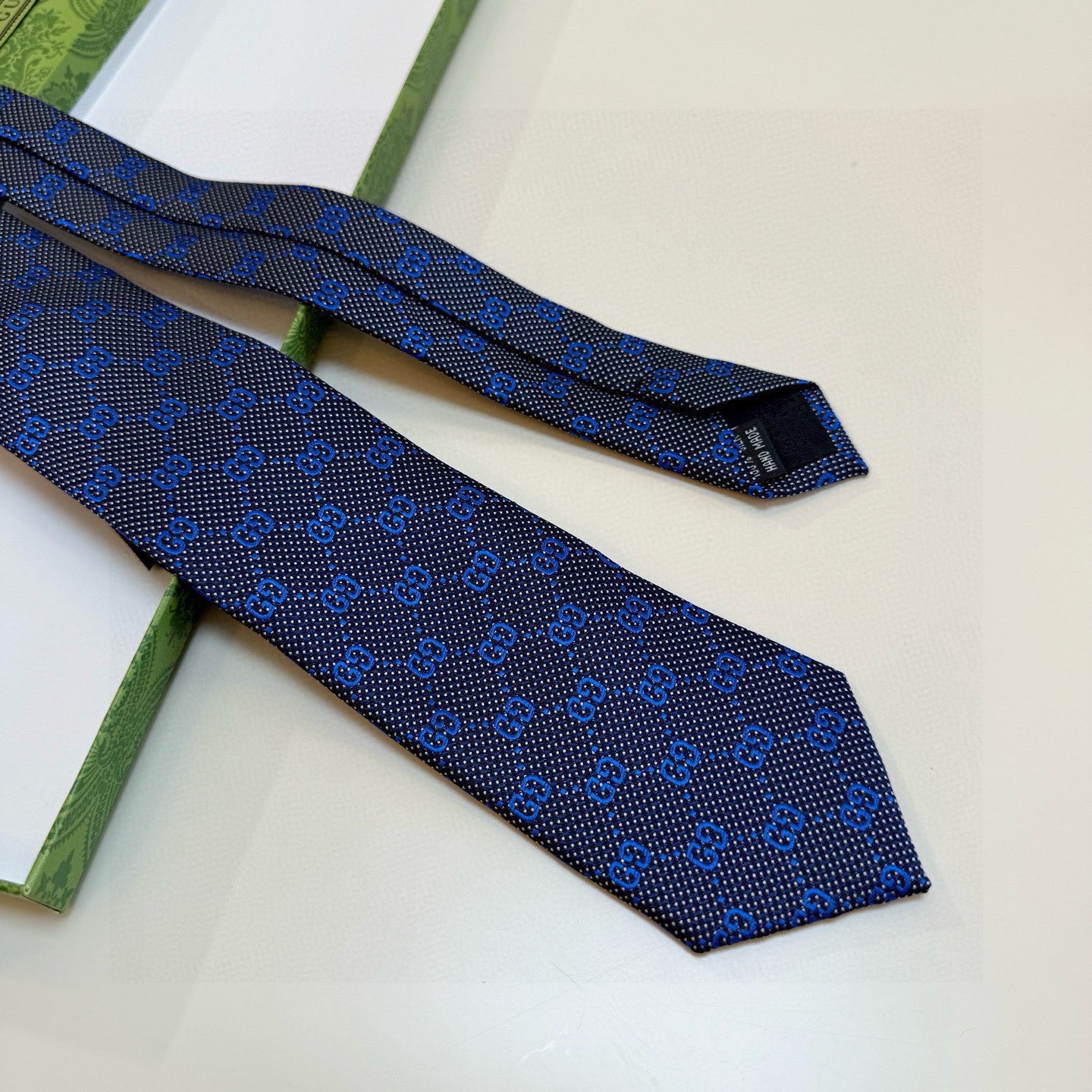🌾古奇官方同步新款，稀有采用经典小G LOGO提花展现精湛手工与时尚优雅的理想选择，这款领带将标志性完美