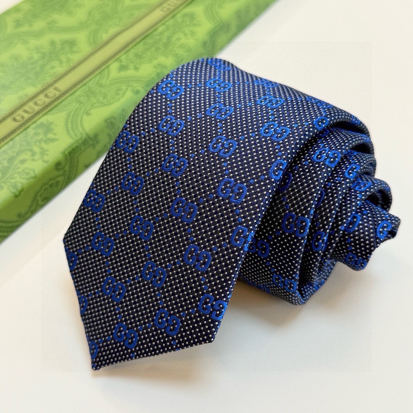 🌾古奇官方同步新款，稀有采用经典小G LOGO提花展现精湛手工与时尚优雅的理想选择，这款领带将标志性完美