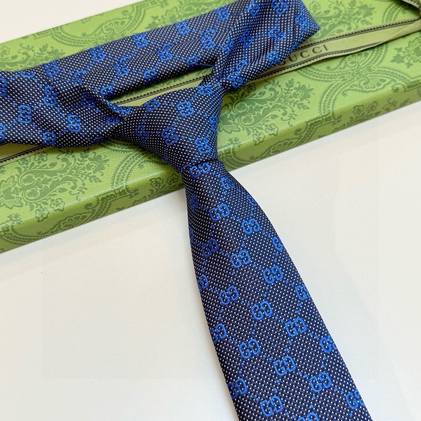 🌾古奇官方同步新款，稀有采用经典小G LOGO提花展现精湛手工与时尚优雅的理想选择，这款领带将标志性完美