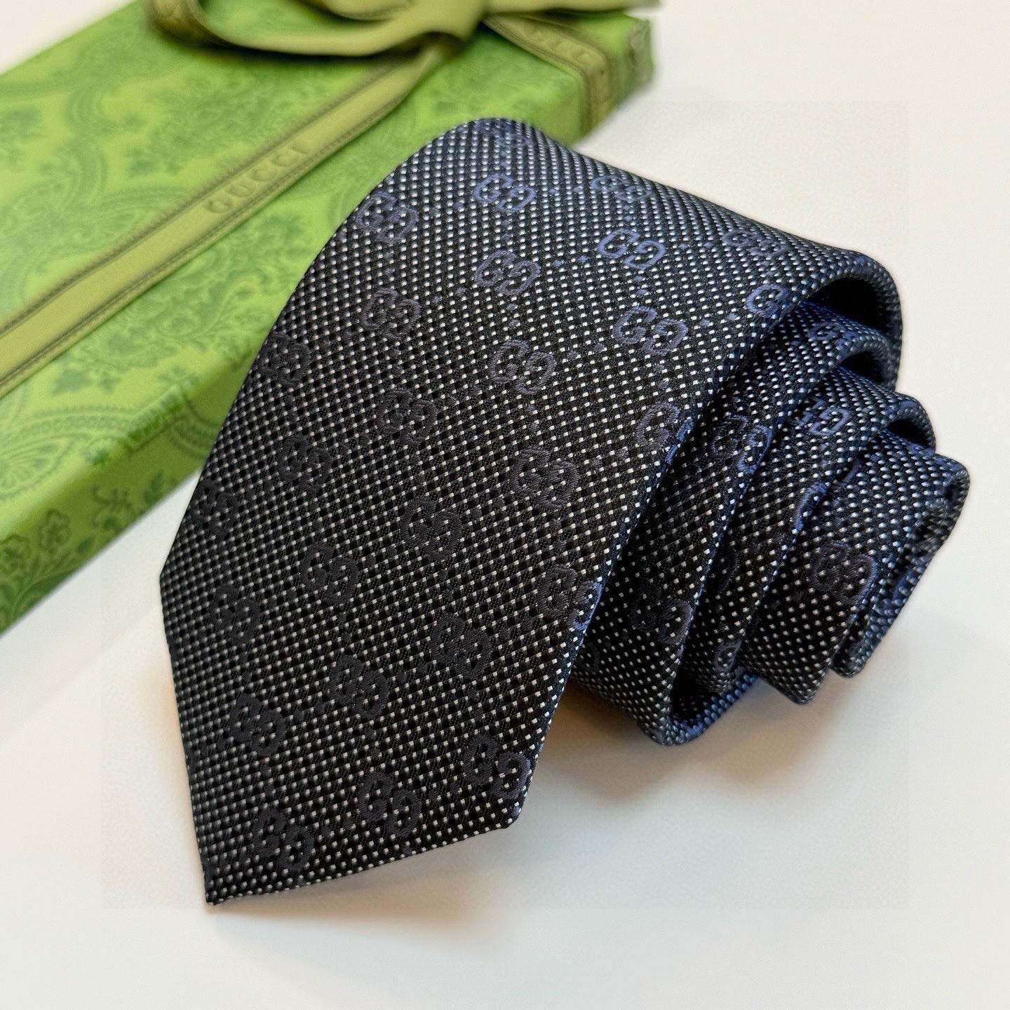 🌾古奇官方同步新款，稀有采用经典小G LOGO提花展现精湛手工与时尚优雅的理想选择，这款领带将标志性完美