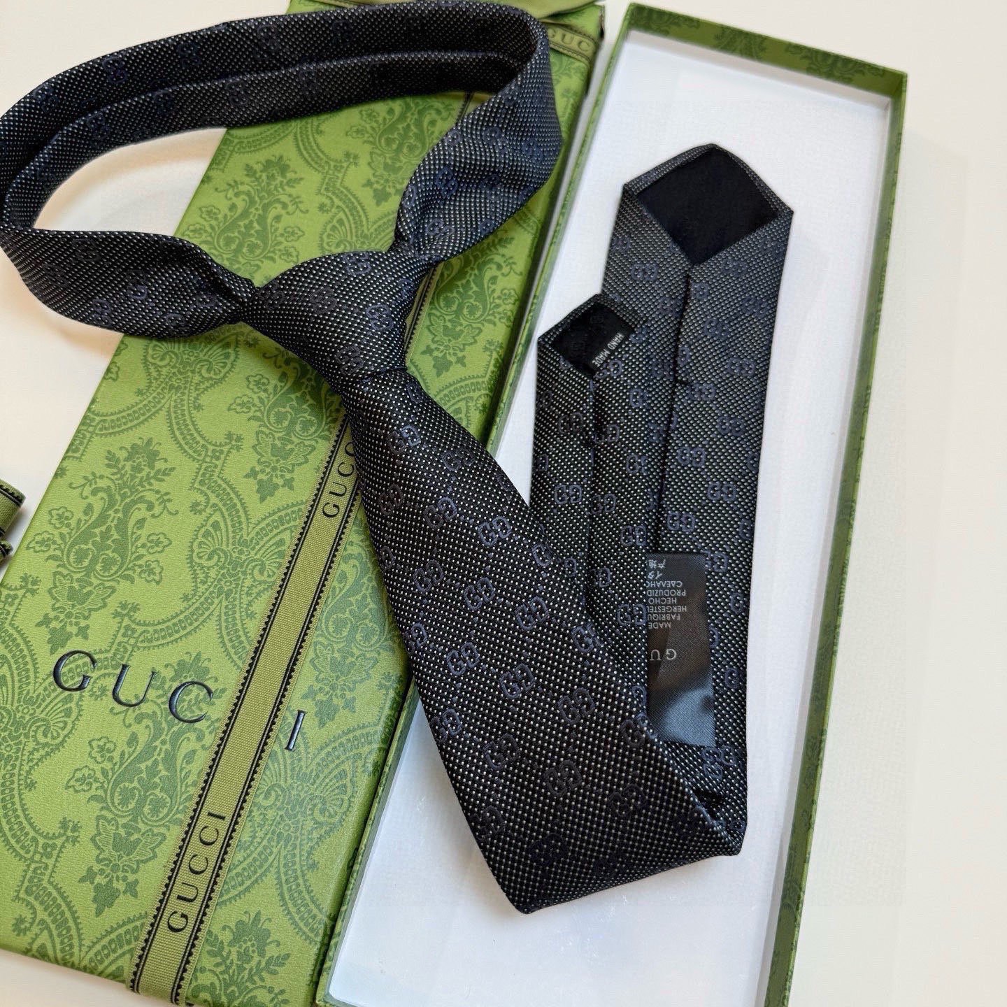 🌾古奇官方同步新款，稀有采用经典小G LOGO提花展现精湛手工与时尚优雅的理想选择，这款领带将标志性完美