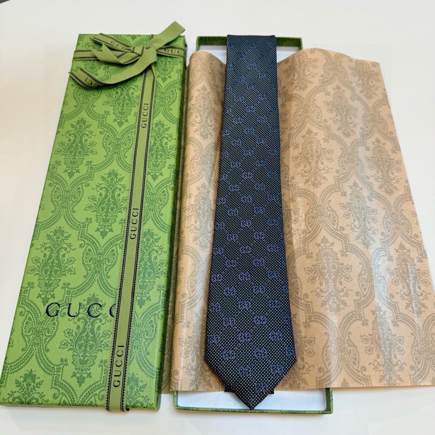 🌾古奇官方同步新款，稀有采用经典小G LOGO提花展现精湛手工与时尚优雅的理想选择，这款领带将标志性完美