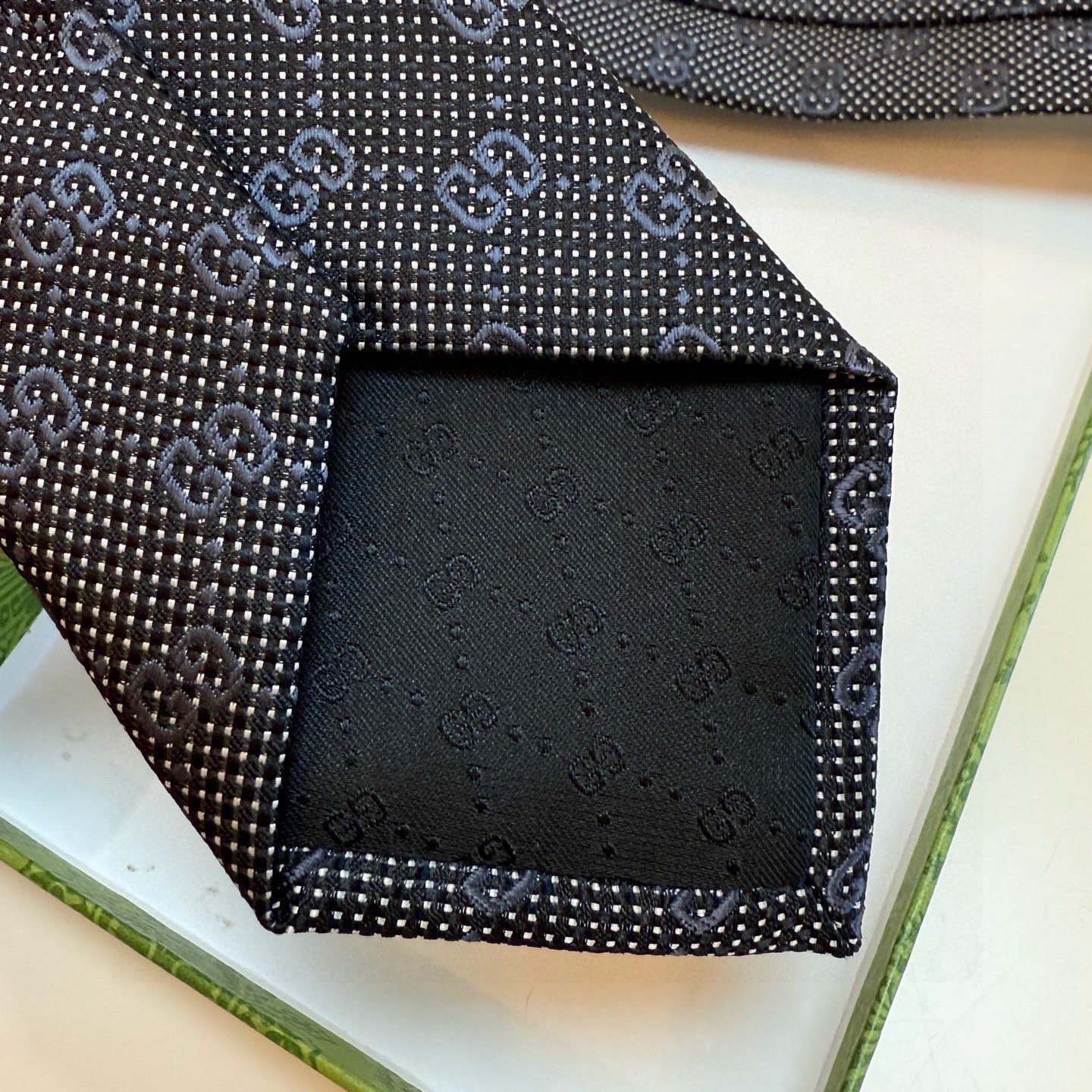 🌾古奇官方同步新款，稀有采用经典小G LOGO提花展现精湛手工与时尚优雅的理想选择，这款领带将标志性完美