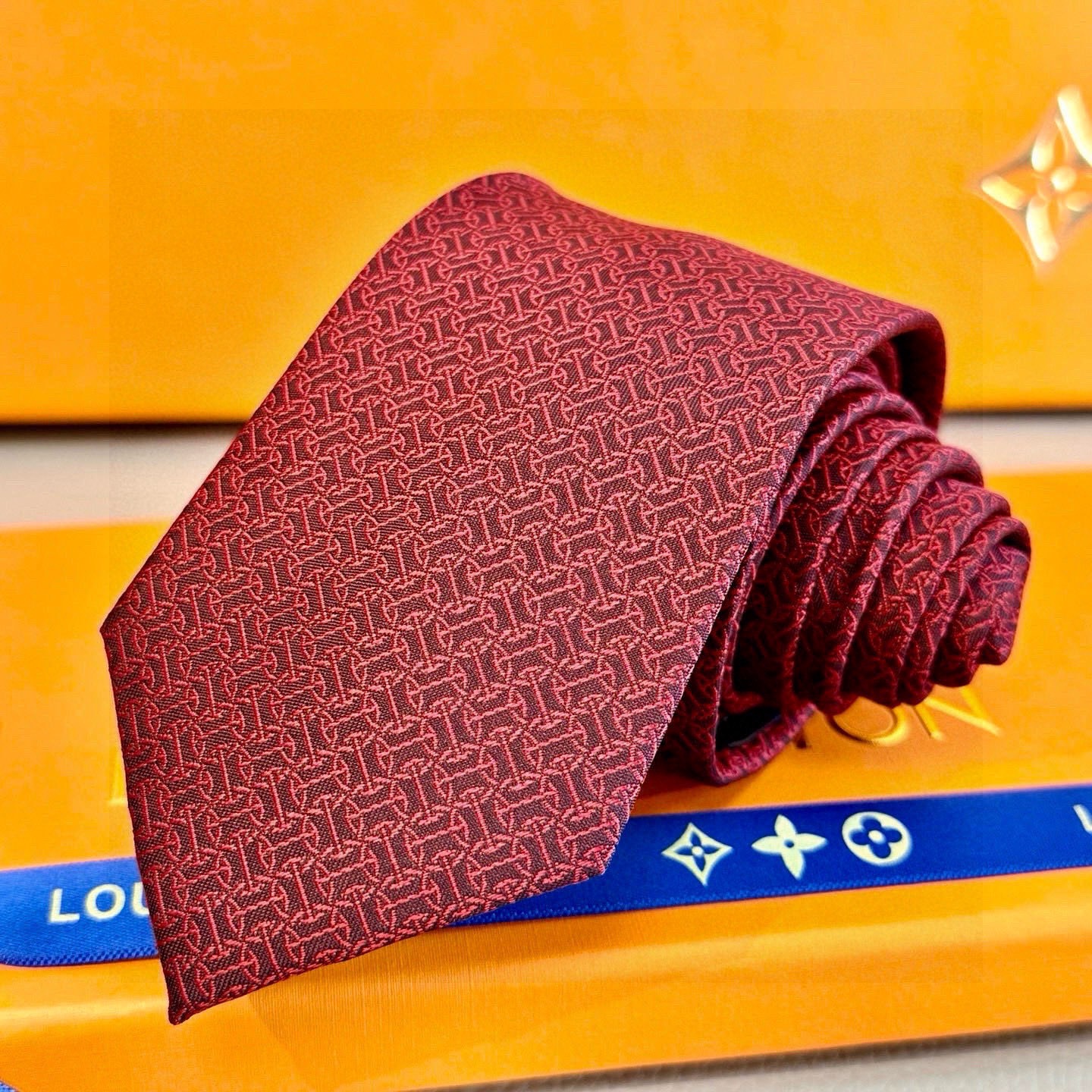 🌾男士新款领带系列【H环形图案领带】👔👔，稀有H家每年都有一千条不同印花的领带面世，从最初的多以几何图案