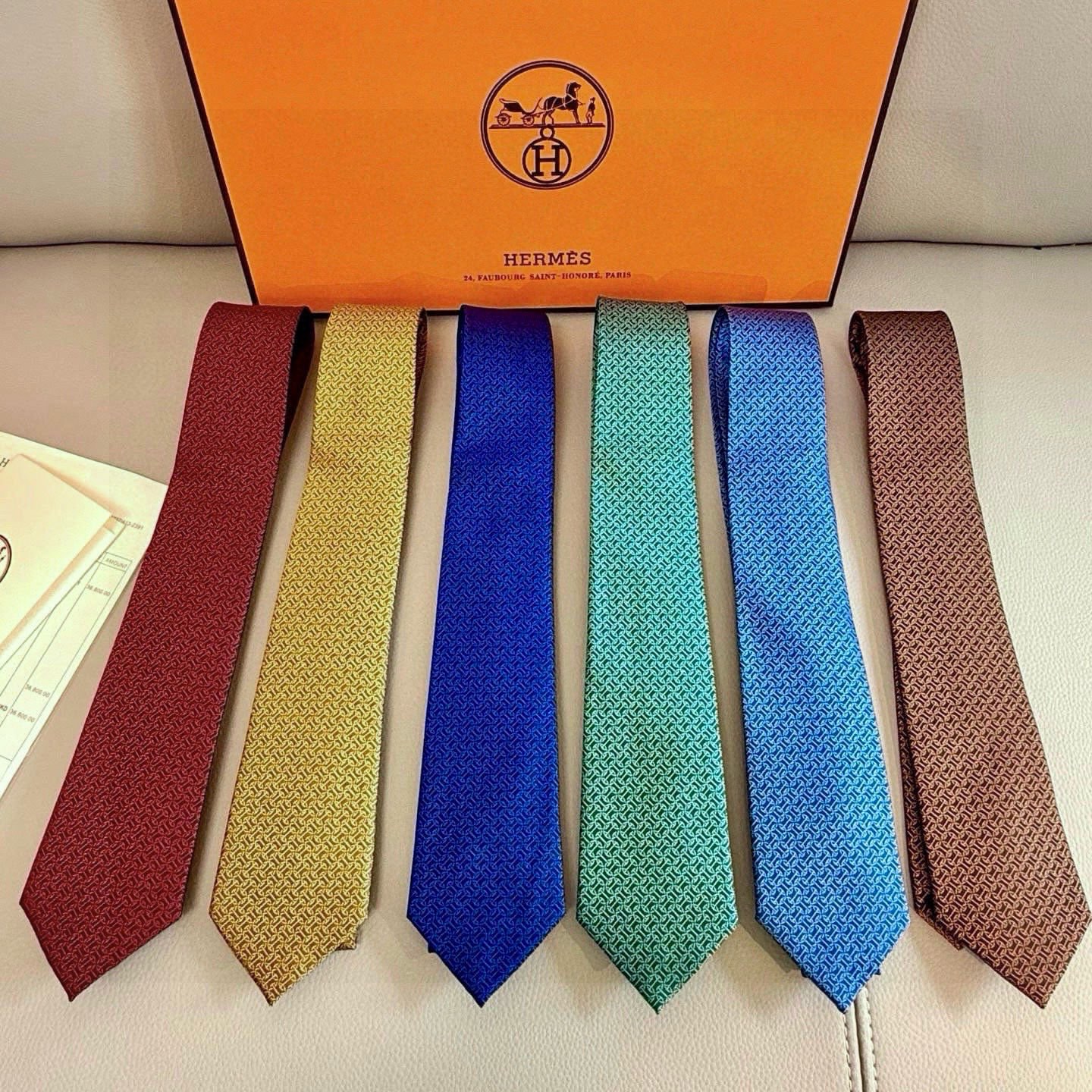 🌾男士新款领带系列【H环形图案领带】👔👔，稀有H家每年都有一千条不同印花的领带面世，从最初的多以几何图案