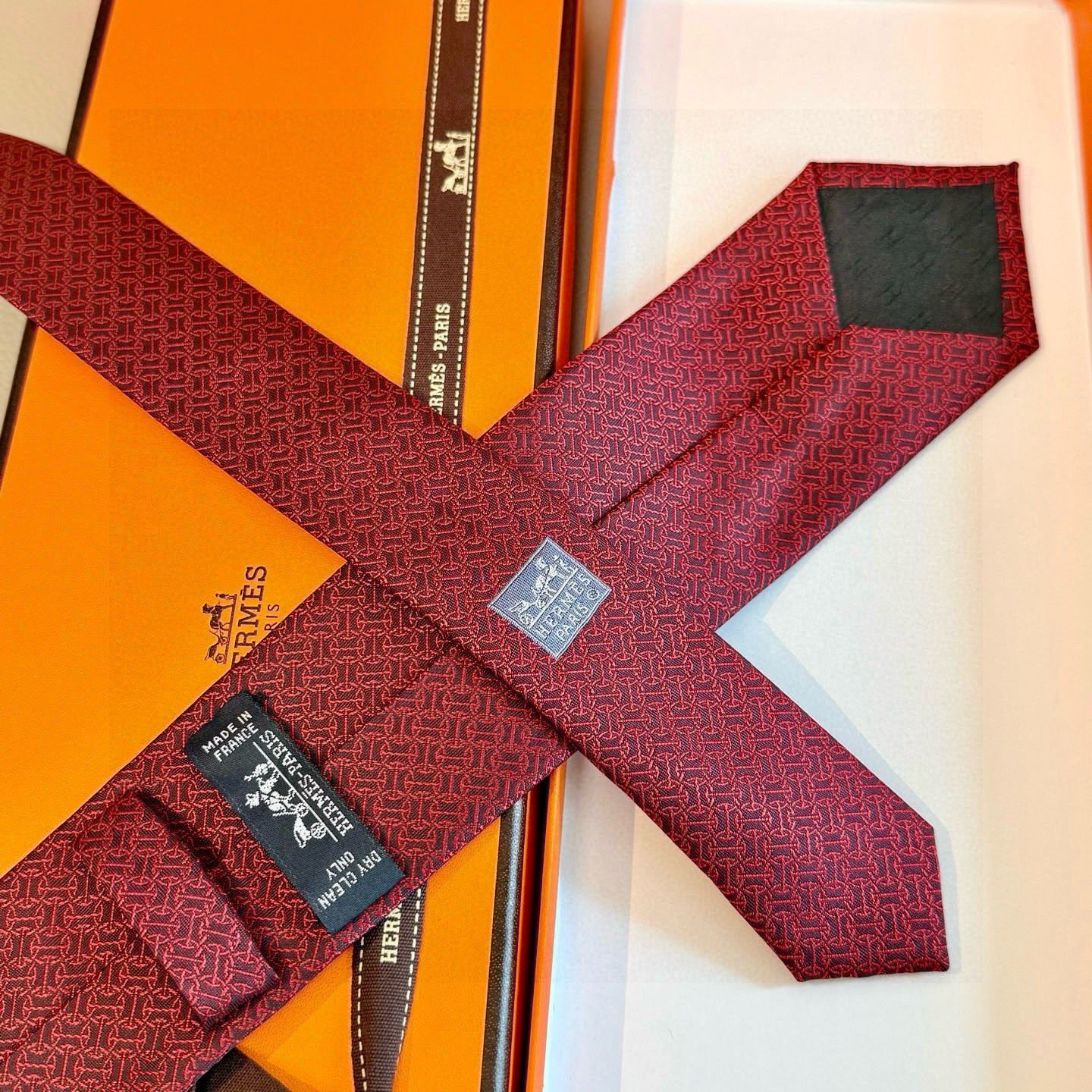 🌾男士新款领带系列【H环形图案领带】👔👔，稀有H家每年都有一千条不同印花的领带面世，从最初的多以几何图案