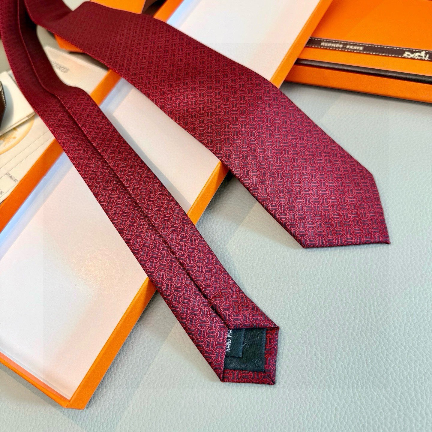 🌾男士新款领带系列【H环形图案领带】👔👔，稀有H家每年都有一千条不同印花的领带面世，从最初的多以几何图案