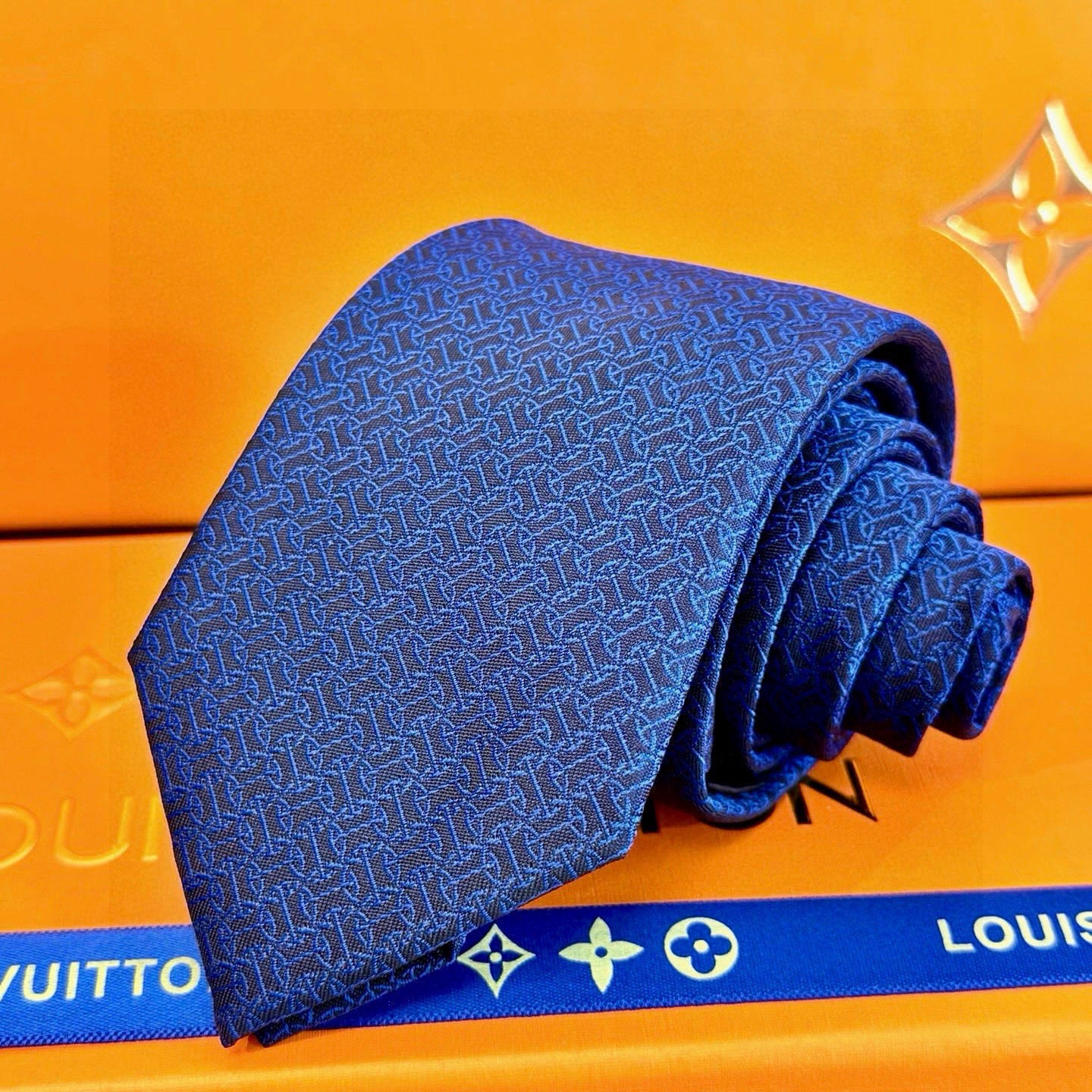 🌾男士新款领带系列【H环形图案领带】👔👔，稀有H家每年都有一千条不同印花的领带面世，从最初的多以几何图案