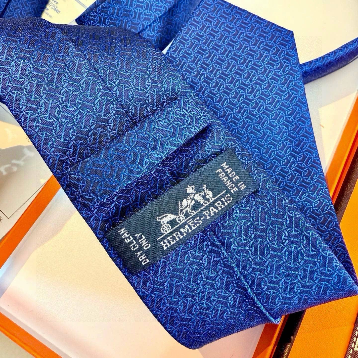 🌾男士新款领带系列【H环形图案领带】👔👔，稀有H家每年都有一千条不同印花的领带面世，从最初的多以几何图案