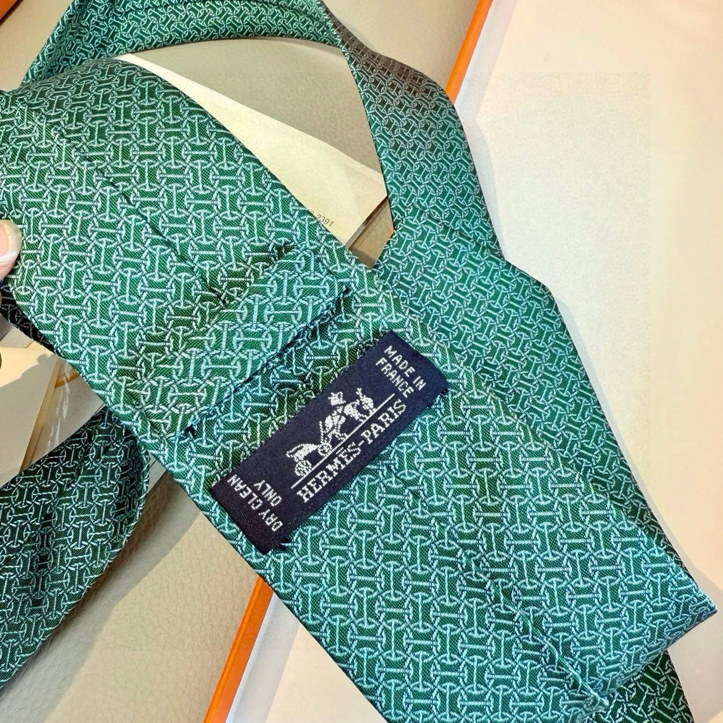 🌾男士新款领带系列【H环形图案领带】👔👔，稀有H家每年都有一千条不同印花的领带面世，从最初的多以几何图案