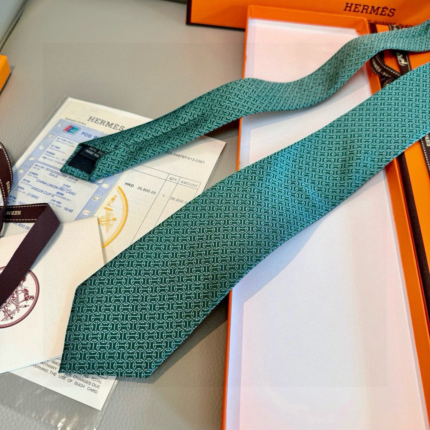 🌾男士新款领带系列【H环形图案领带】👔👔，稀有H家每年都有一千条不同印花的领带面世，从最初的多以几何图案