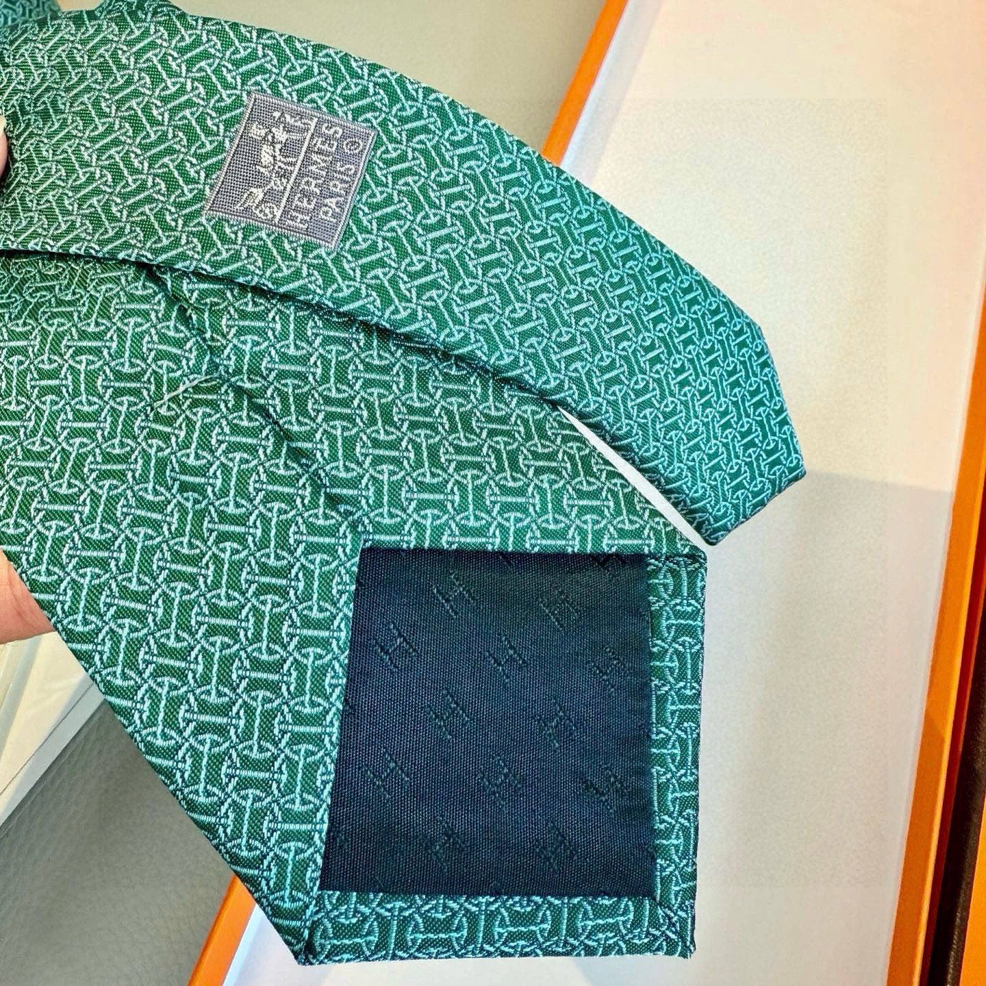 🌾男士新款领带系列【H环形图案领带】👔👔，稀有H家每年都有一千条不同印花的领带面世，从最初的多以几何图案