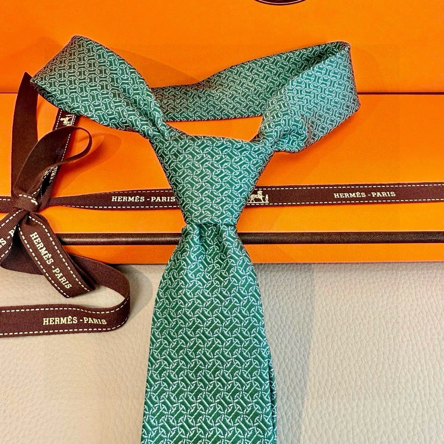 🌾男士新款领带系列【H环形图案领带】👔👔，稀有H家每年都有一千条不同印花的领带面世，从最初的多以几何图案