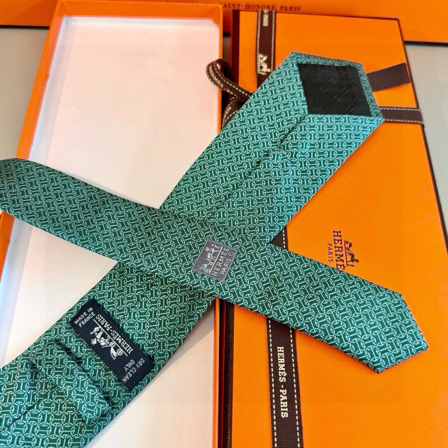 🌾男士新款领带系列【H环形图案领带】👔👔，稀有H家每年都有一千条不同印花的领带面世，从最初的多以几何图案