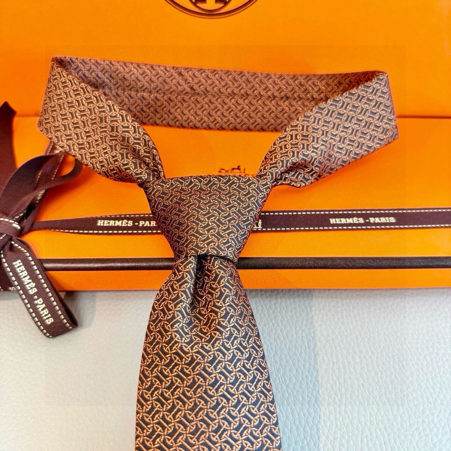 🌾男士新款领带系列【H环形图案领带】👔👔，稀有H家每年都有一千条不同印花的领带面世，从最初的多以几何图案