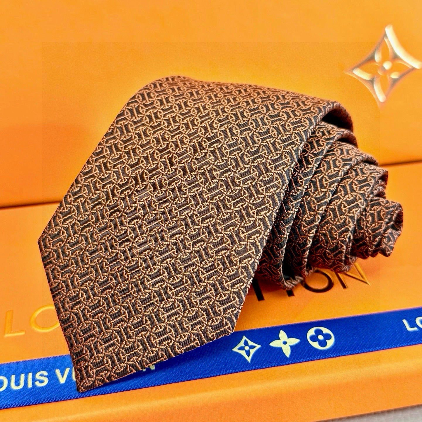 🌾男士新款领带系列【H环形图案领带】👔👔，稀有H家每年都有一千条不同印花的领带面世，从最初的多以几何图案