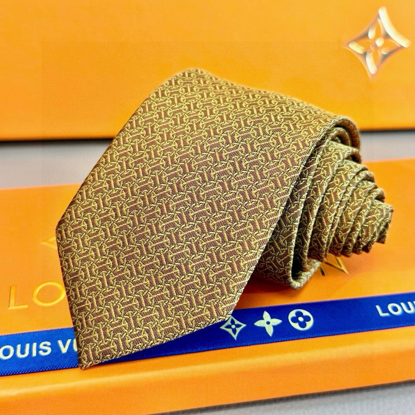 🌾男士新款领带系列【H环形图案领带】👔👔，稀有H家每年都有一千条不同印花的领带面世，从最初的多以几何图案