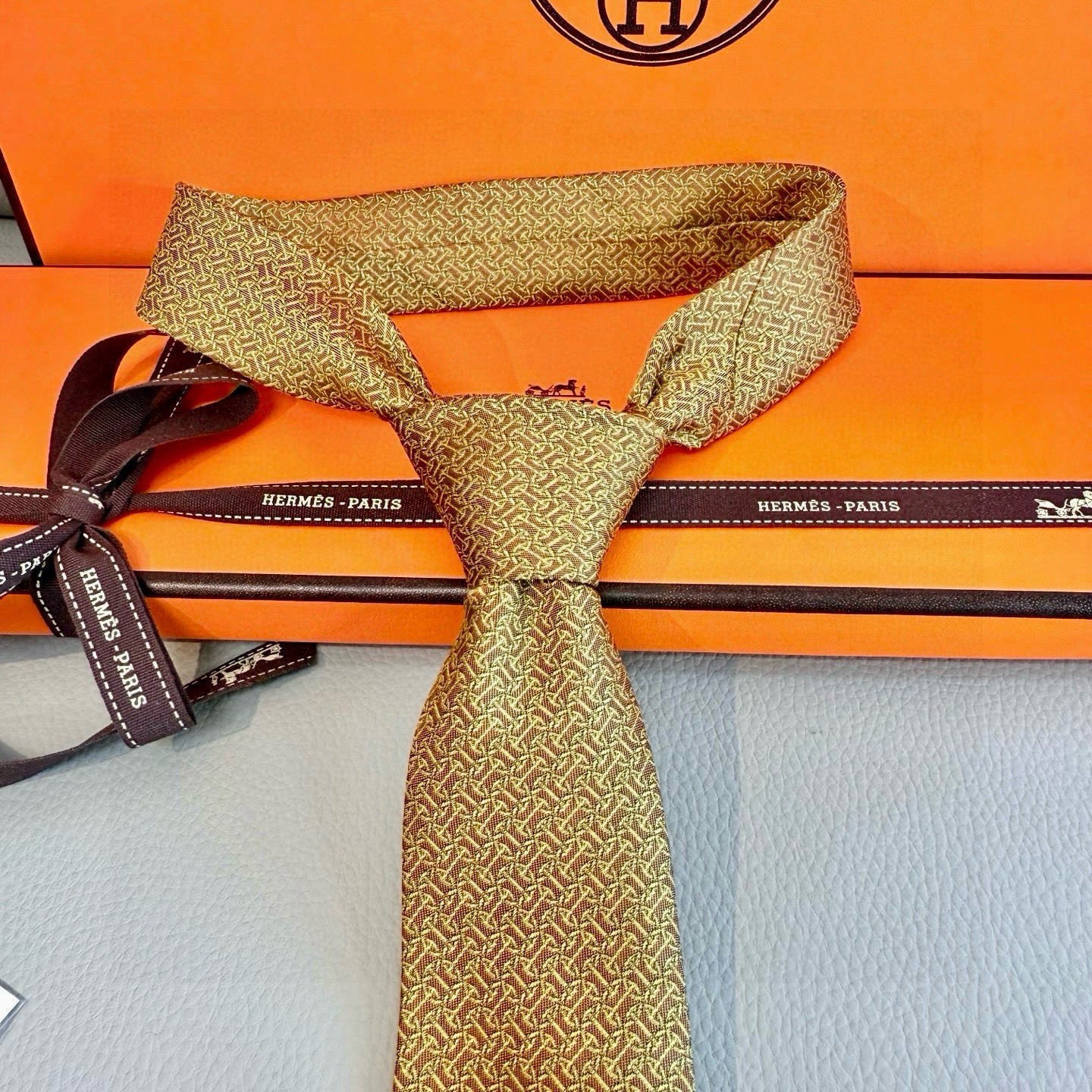 🌾男士新款领带系列【H环形图案领带】👔👔，稀有H家每年都有一千条不同印花的领带面世，从最初的多以几何图案