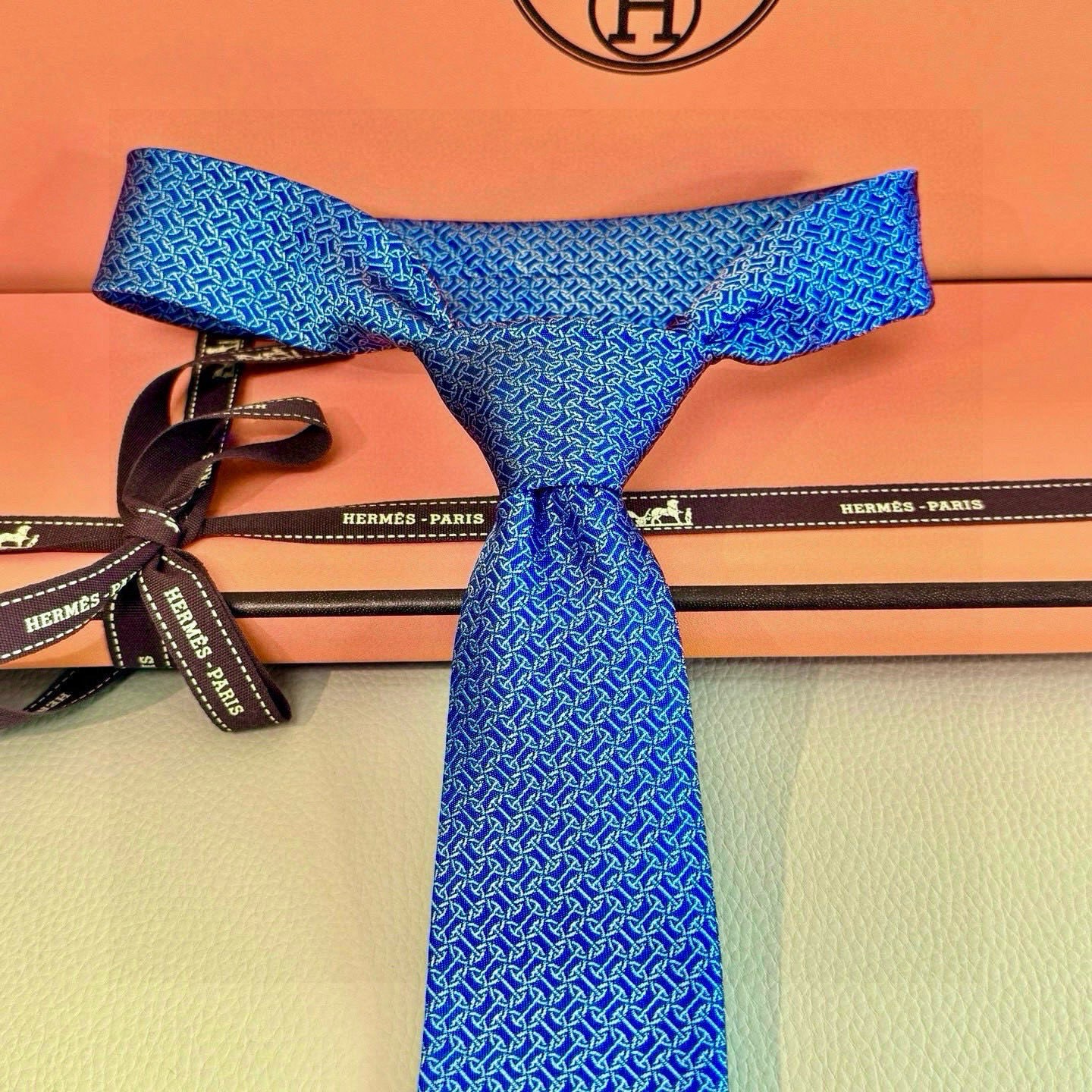 🌾男士新款领带系列【H环形图案领带】👔👔，稀有H家每年都有一千条不同印花的领带面世，从最初的多以几何图案