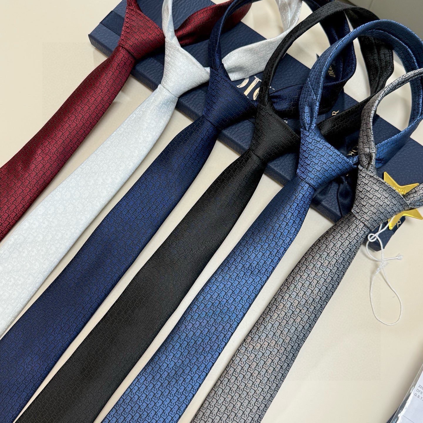 🌾爆款到Dior新款领带 💖💖👔👔Dior男士【Do字母印花领带】，稀有😻😻展现精湛手工与时尚优雅的理想