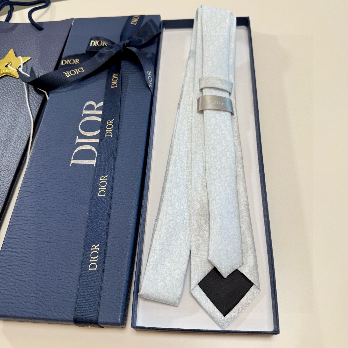 🌾爆款到Dior新款领带 💖💖👔👔Dior男士【Do字母印花领带】，稀有😻😻展现精湛手工与时尚优雅的理想