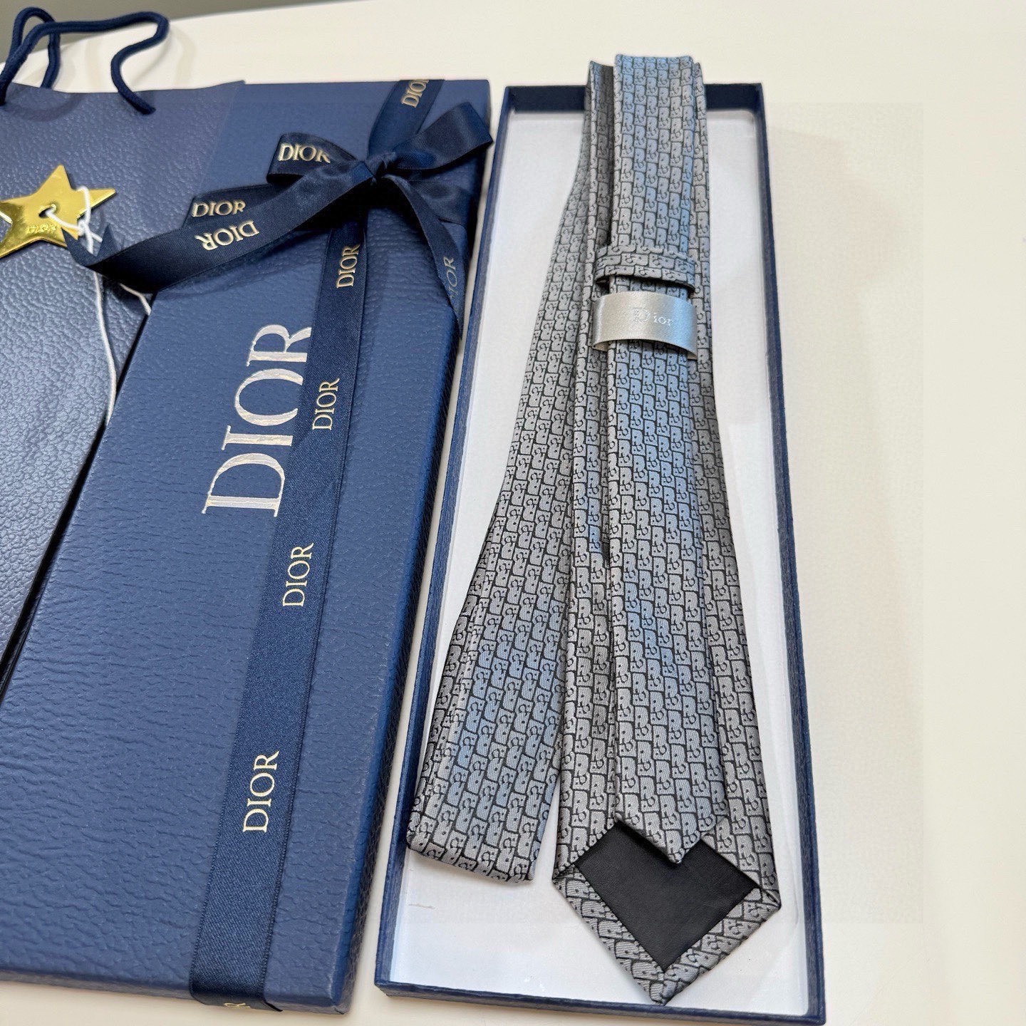 🌾爆款到Dior新款领带 💖💖👔👔Dior男士【Do字母印花领带】，稀有😻😻展现精湛手工与时尚优雅的理想