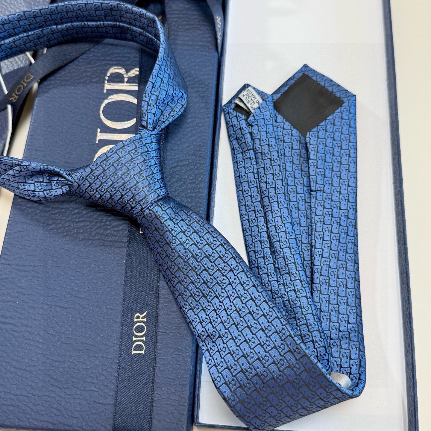 🌾爆款到Dior新款领带 💖💖👔👔Dior男士【Do字母印花领带】，稀有😻😻展现精湛手工与时尚优雅的理想