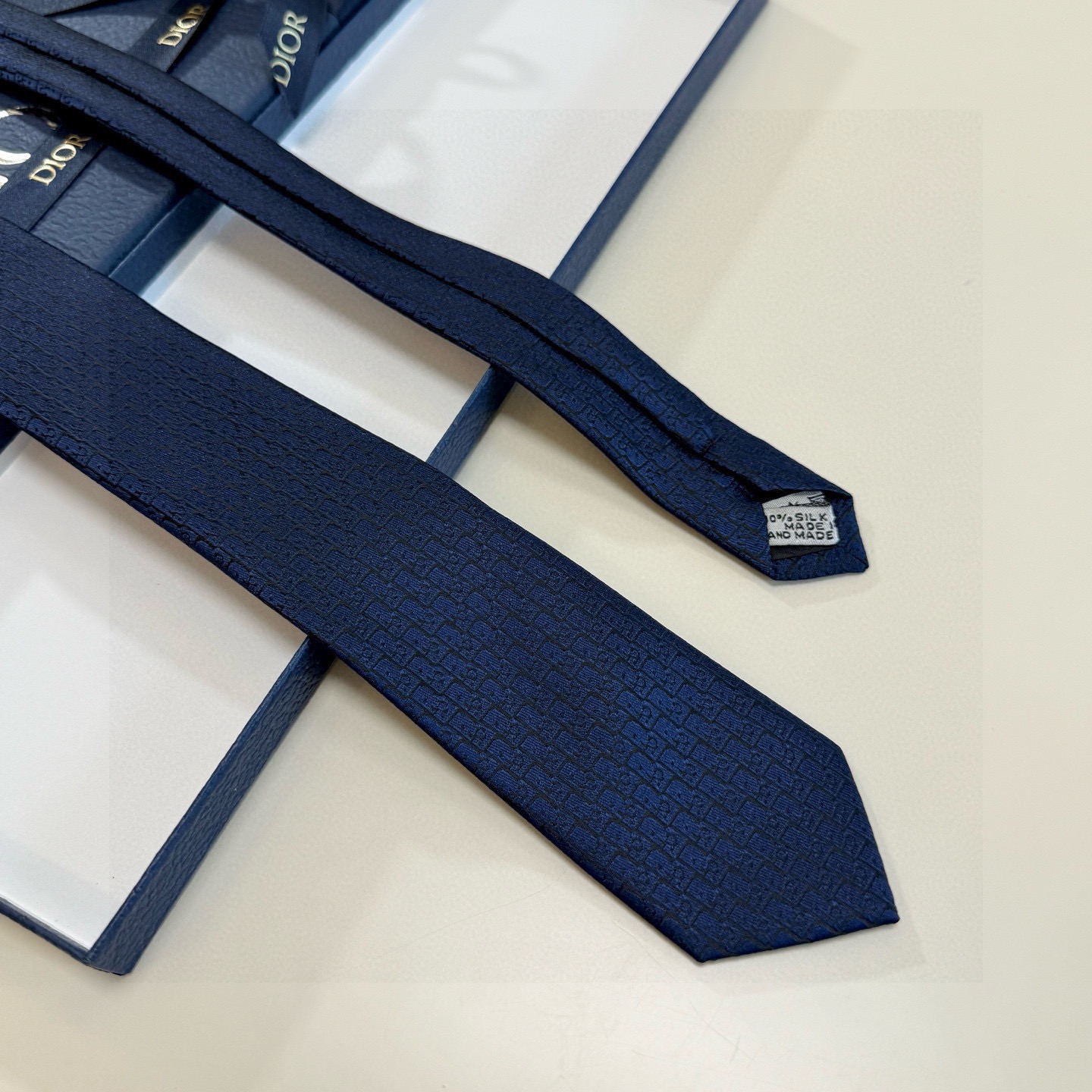 🌾爆款到Dior新款领带 💖💖👔👔Dior男士【Do字母印花领带】，稀有😻😻展现精湛手工与时尚优雅的理想