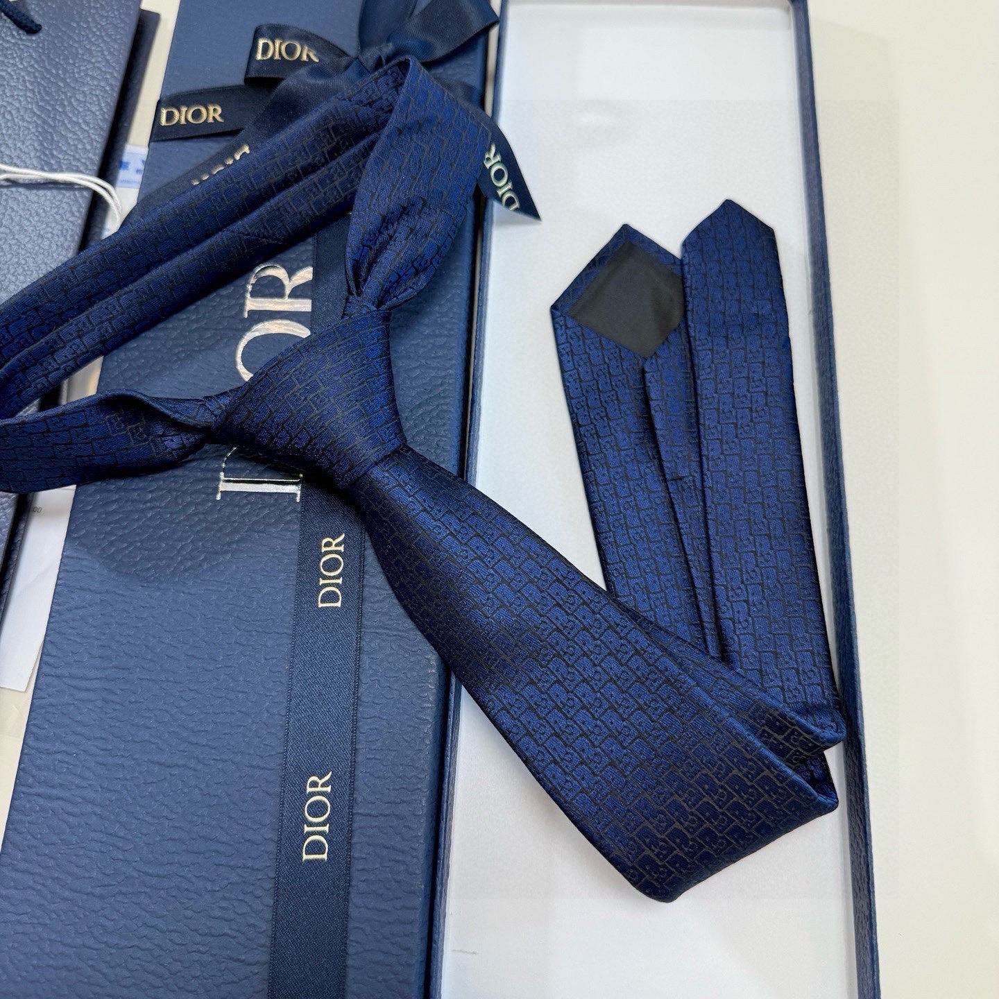 🌾爆款到Dior新款领带 💖💖👔👔Dior男士【Do字母印花领带】，稀有😻😻展现精湛手工与时尚优雅的理想