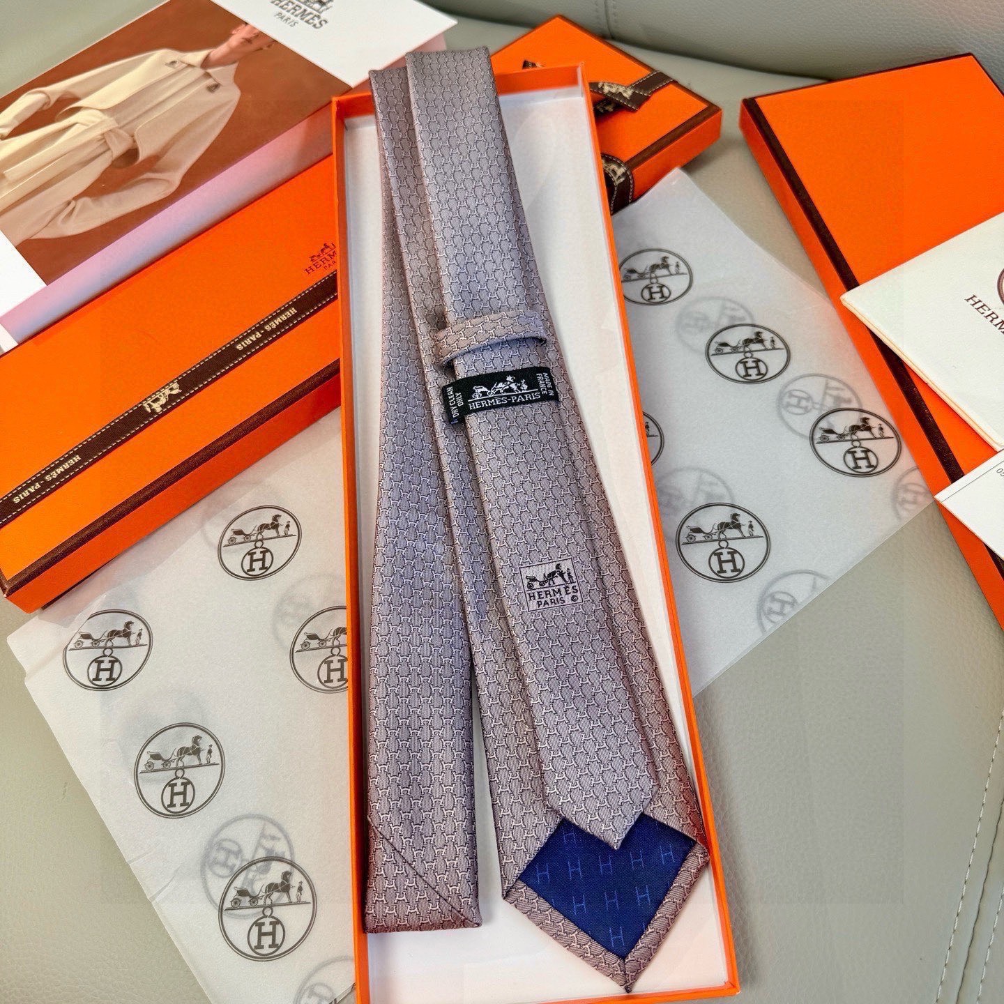 🌾专柜同步新款 爱马仕男士领带！爱马仕领带是每位男士衣橱中不可或缺的单品，也是一段故事的起源。仅有一条规