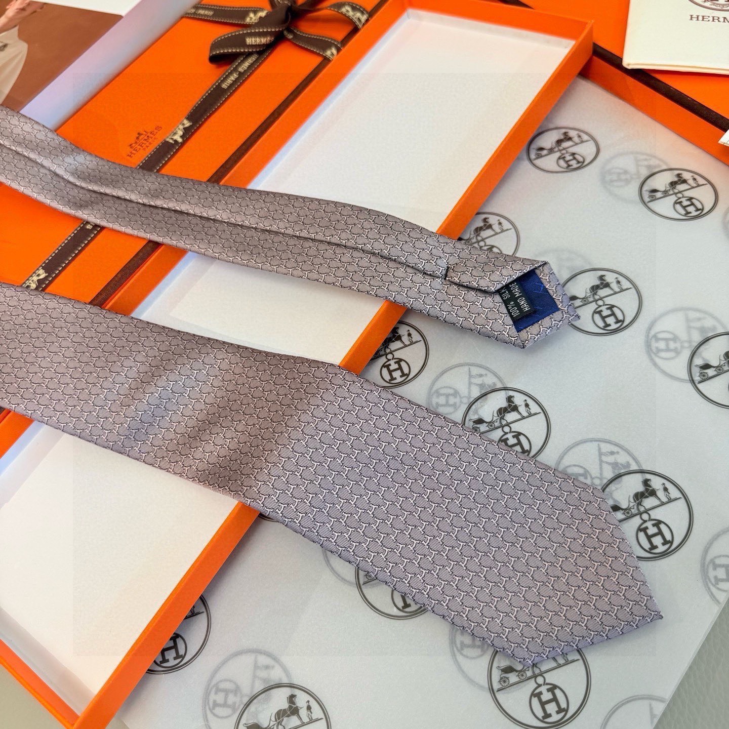 🌾专柜同步新款 爱马仕男士领带！爱马仕领带是每位男士衣橱中不可或缺的单品，也是一段故事的起源。仅有一条规