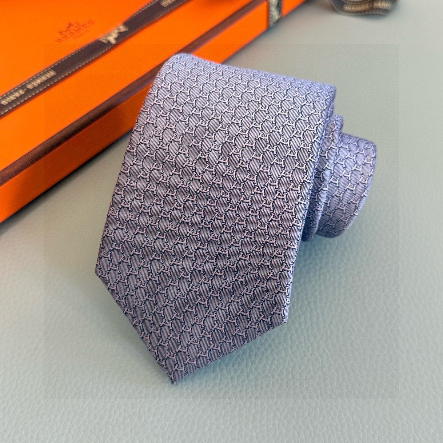 🌾专柜同步新款 爱马仕男士领带！爱马仕领带是每位男士衣橱中不可或缺的单品，也是一段故事的起源。仅有一条规